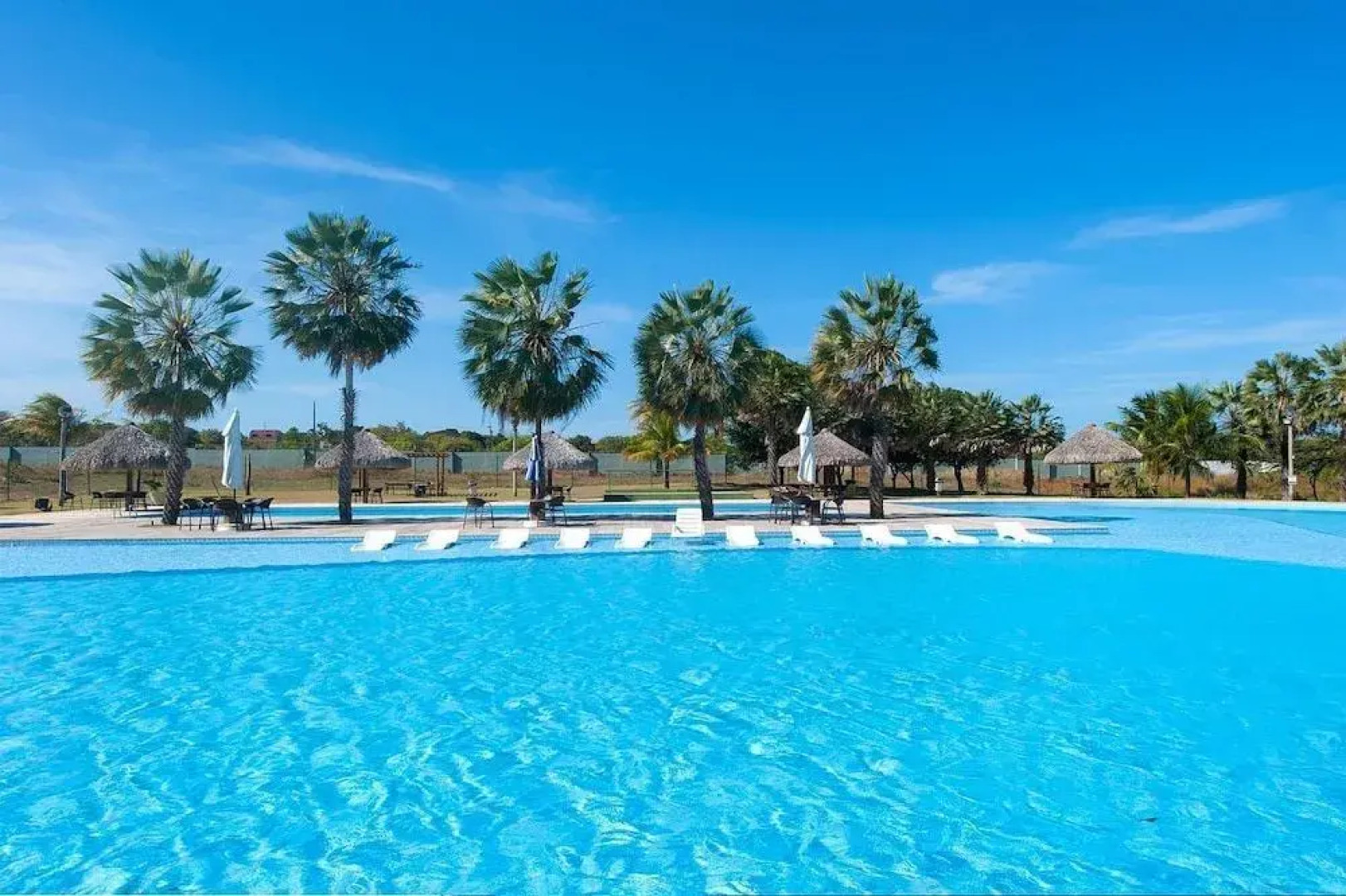 MAGNíFICO APART NO CATU LAKE RESIDENCE