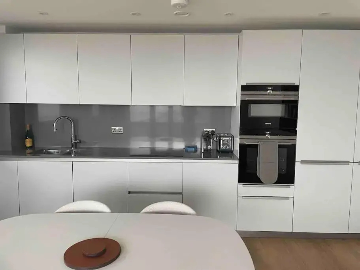 Gorgeous 2 Bed Apartment with Stunning Sea Views with Free Parking and Fast Internet