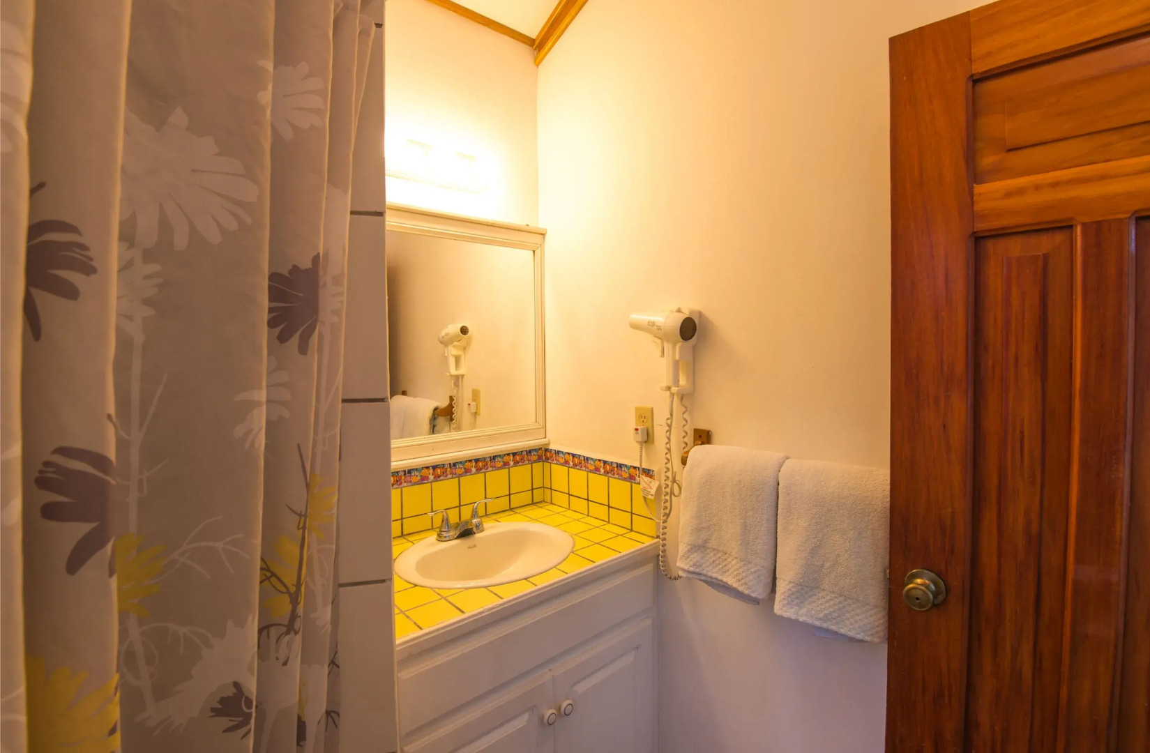 Las Rocas Resort And Dive Center