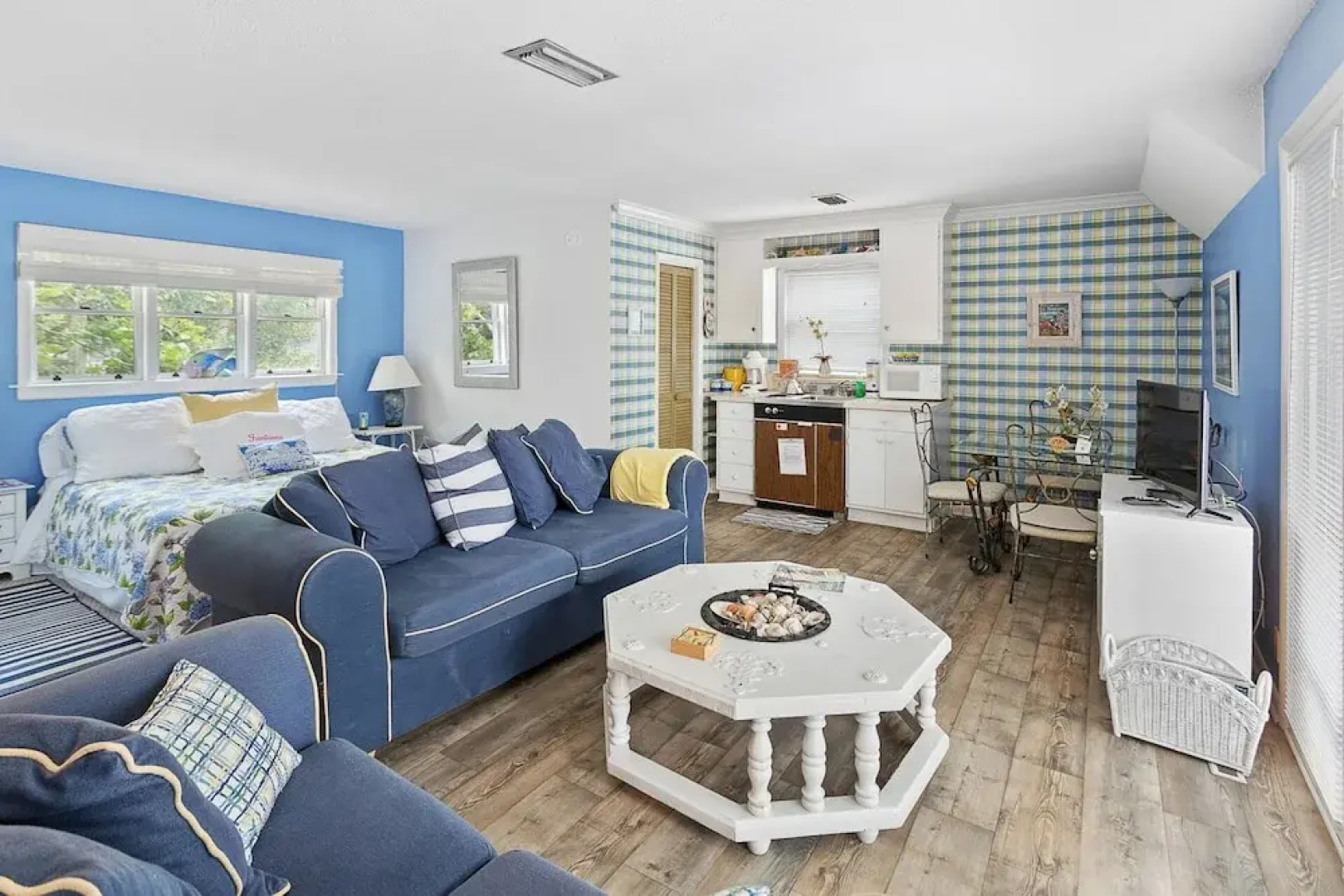 1221 Beachview by Hodnett Cooper