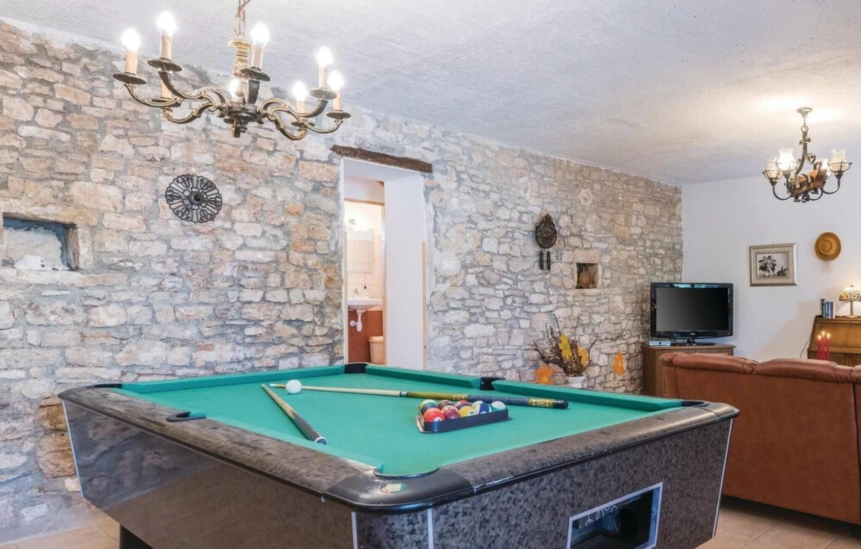 Stunning Home in Kuzinici With Wifi and 5 Bedrooms