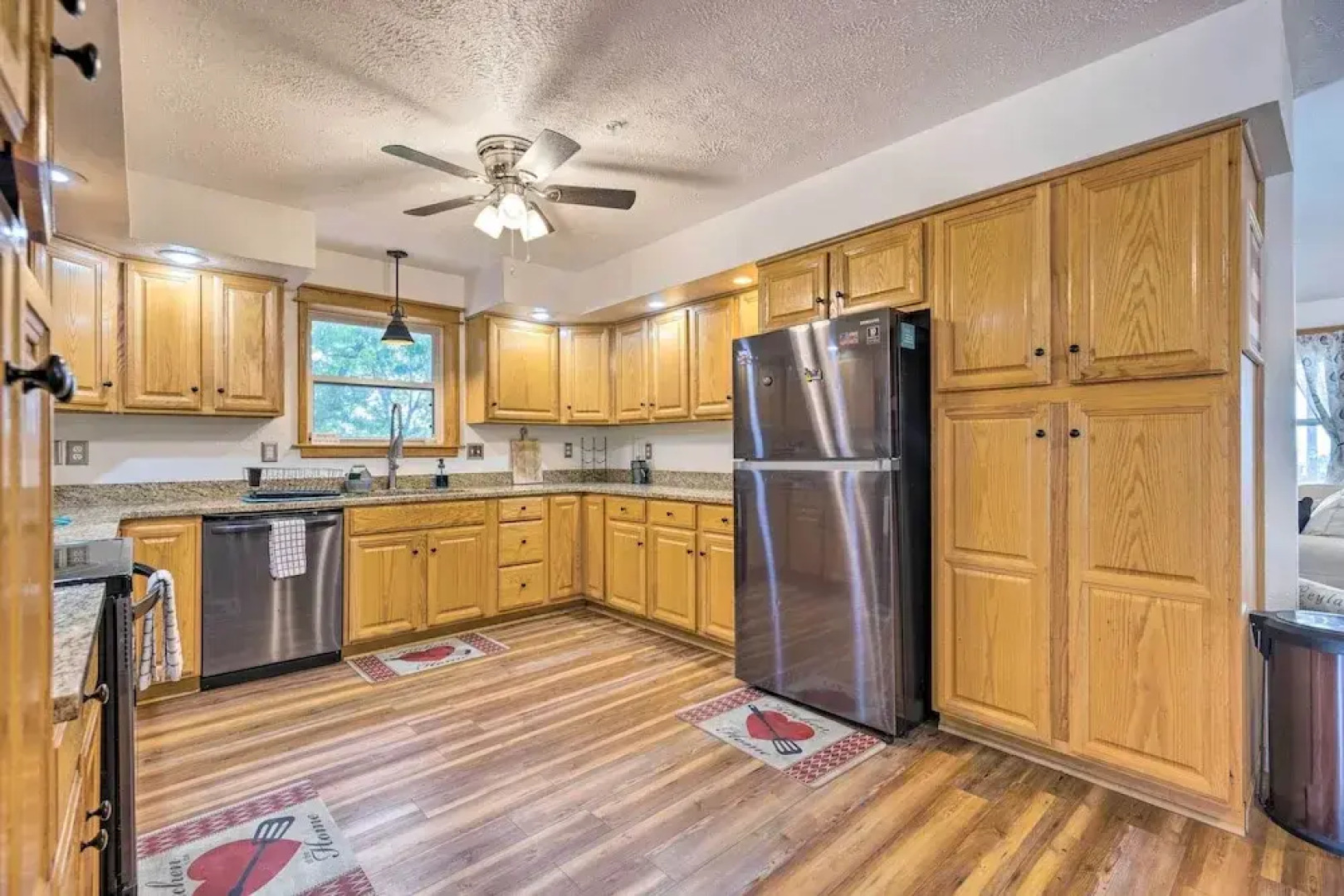 'hilltop Hideaway' Branson Home w/ Trampoline!