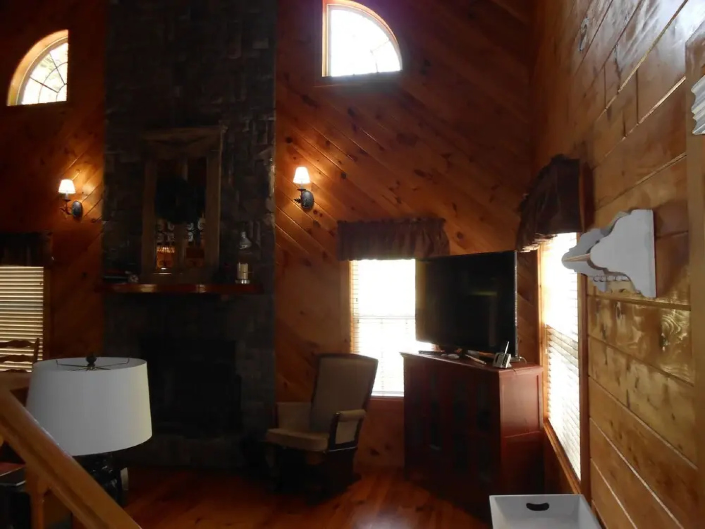 Cardinal Nest Cabin 80 2 Bedrooms 1.5 Bathroom Cabin