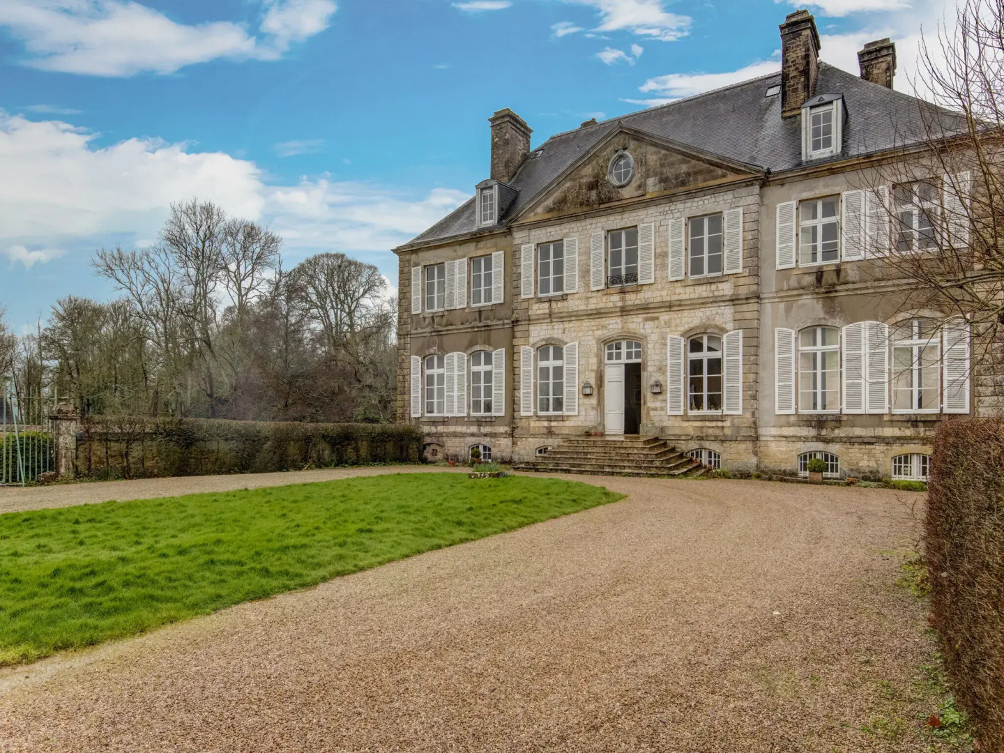 Pretty Holiday Home in Golleville with Private Garden