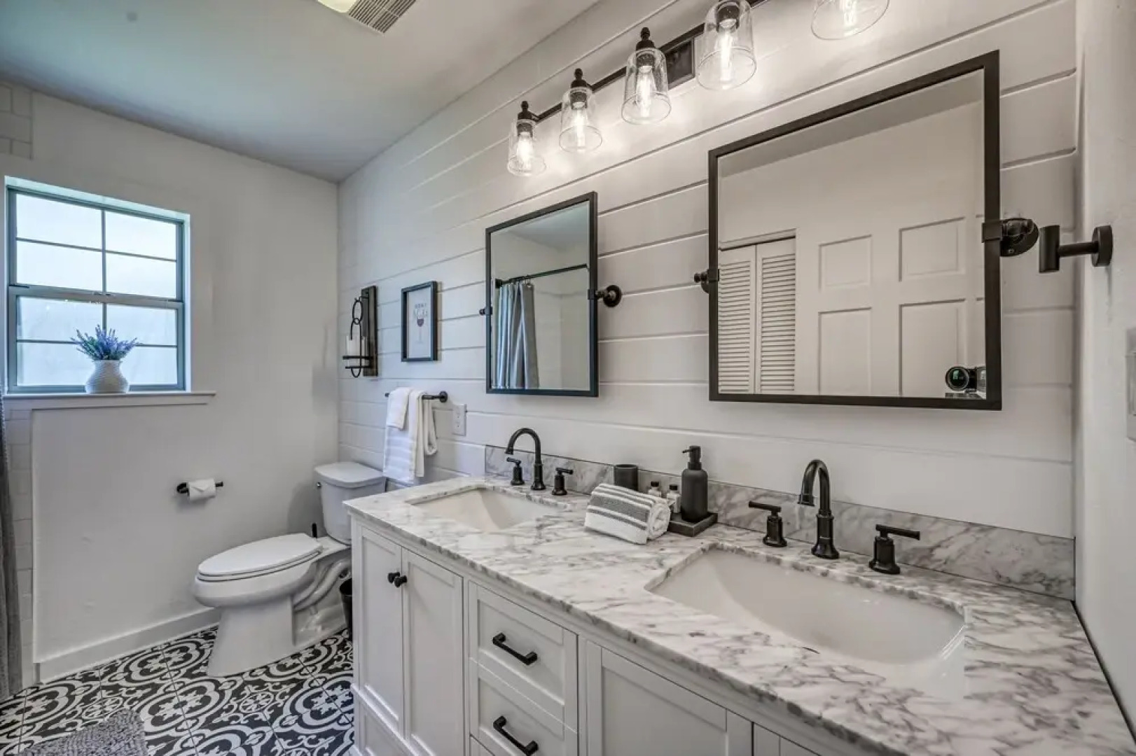 Wow! Exceptional House With Inviting Fire Pit!