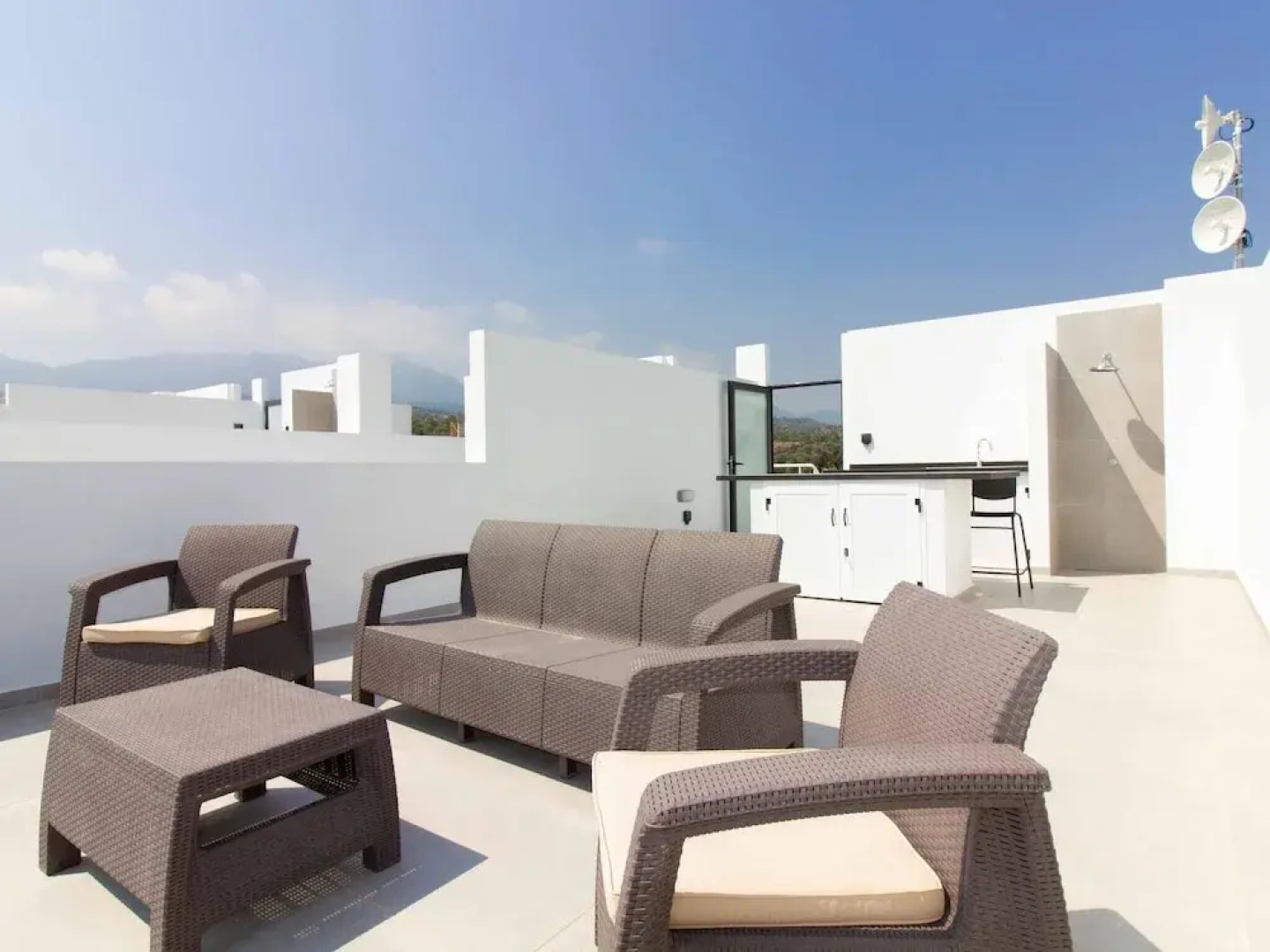 Modern and Spacious Apartment With Beautiful Roof Terrace and sea View