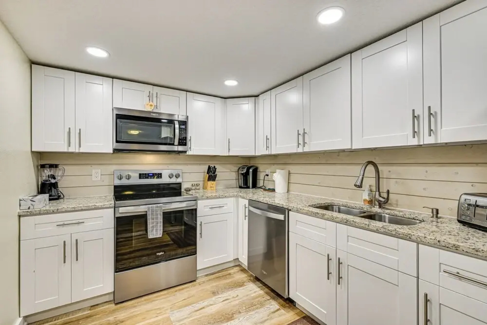 Swim, Fish & Relax: Port Richey Gem w/ Yard!