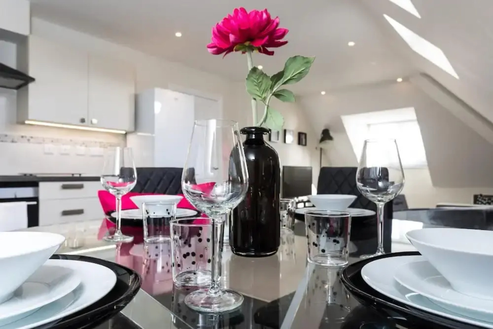 Garland Penthouse- Large 2 bed 2 Bath Self Contained Flat- Close to Shops