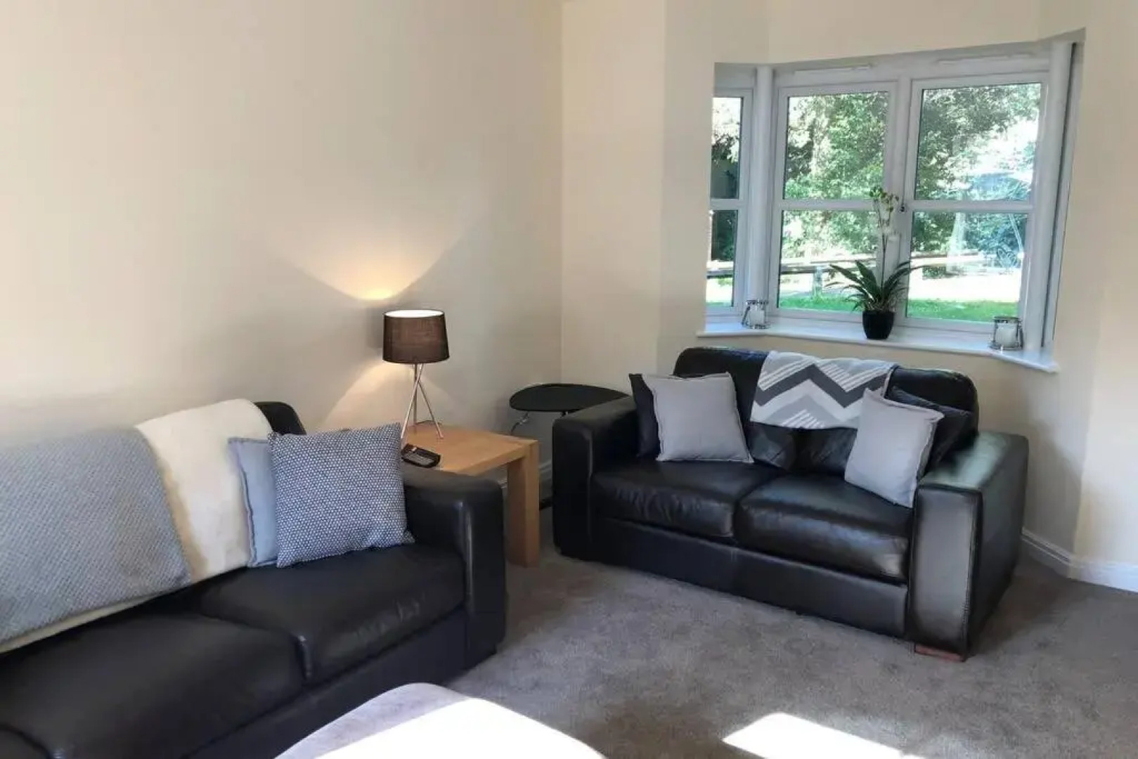 Silver Stag, High-end, Modern 3 double bedroom with parking