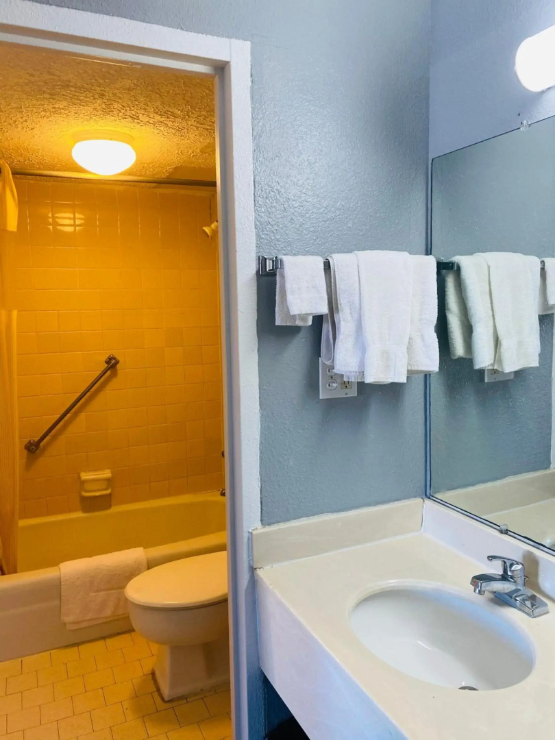 Travelers Place Inn & Suites