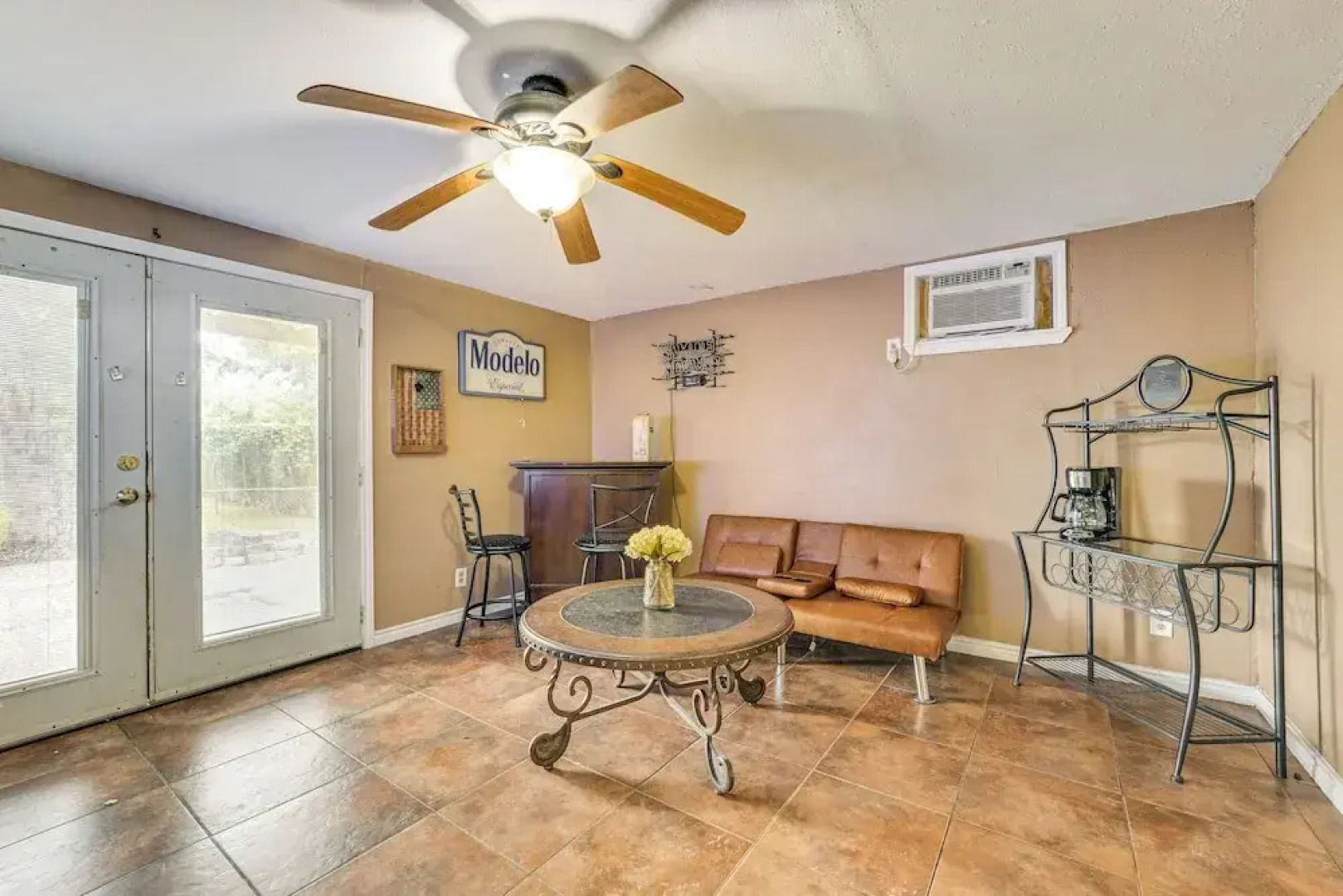 Fire Pit & Grill: Victoria Home Near Downtown