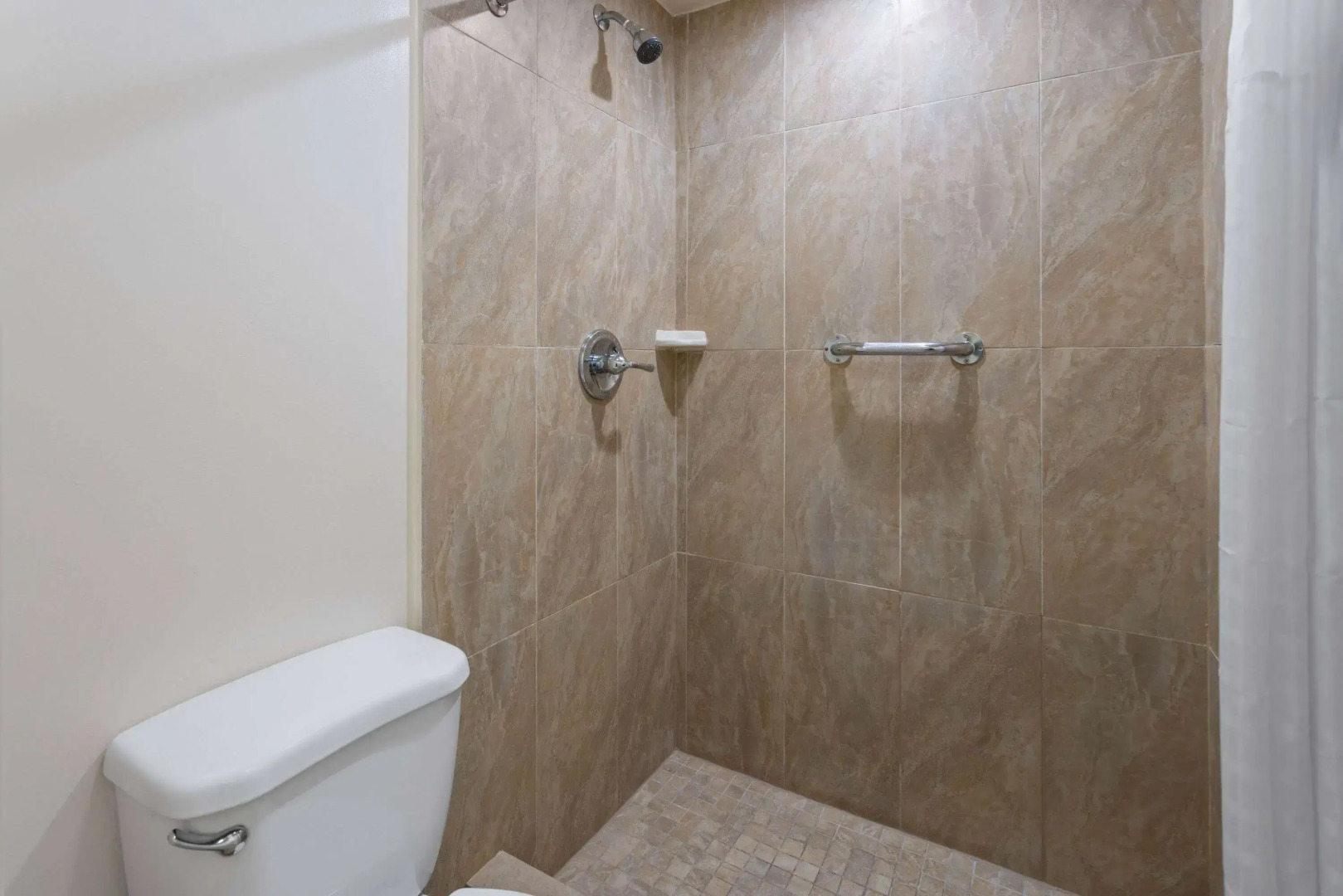 Travelodge by Wyndham Manhasset