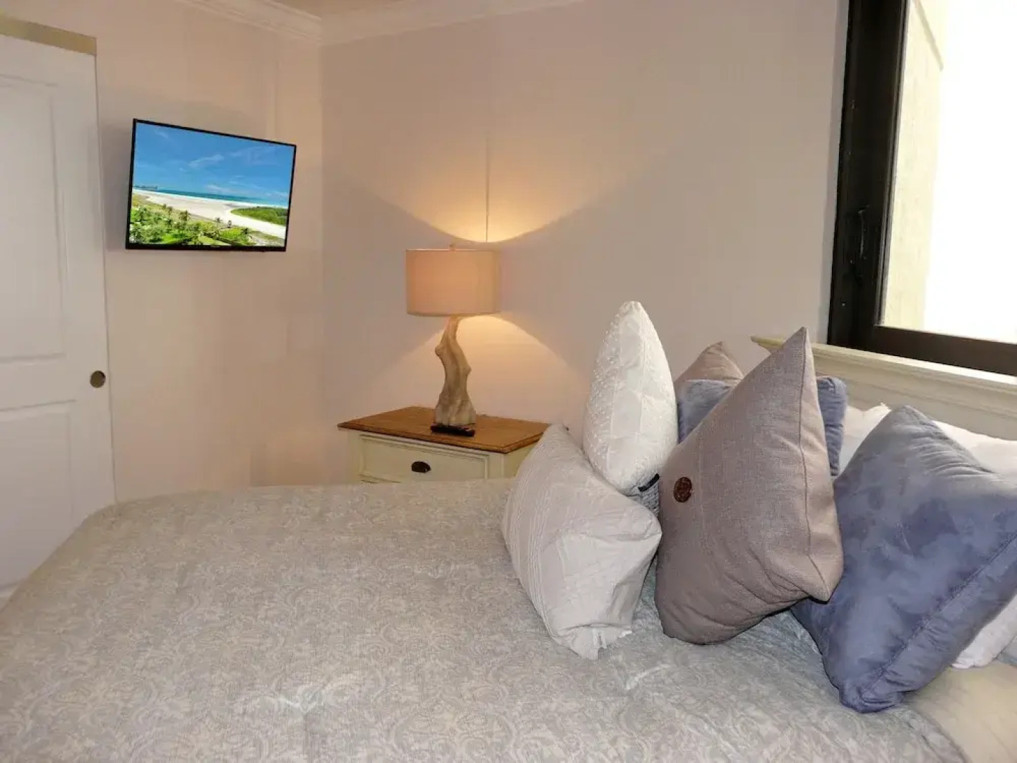 Stylish Beachfront Condo With Spa/pool and Ocean Views