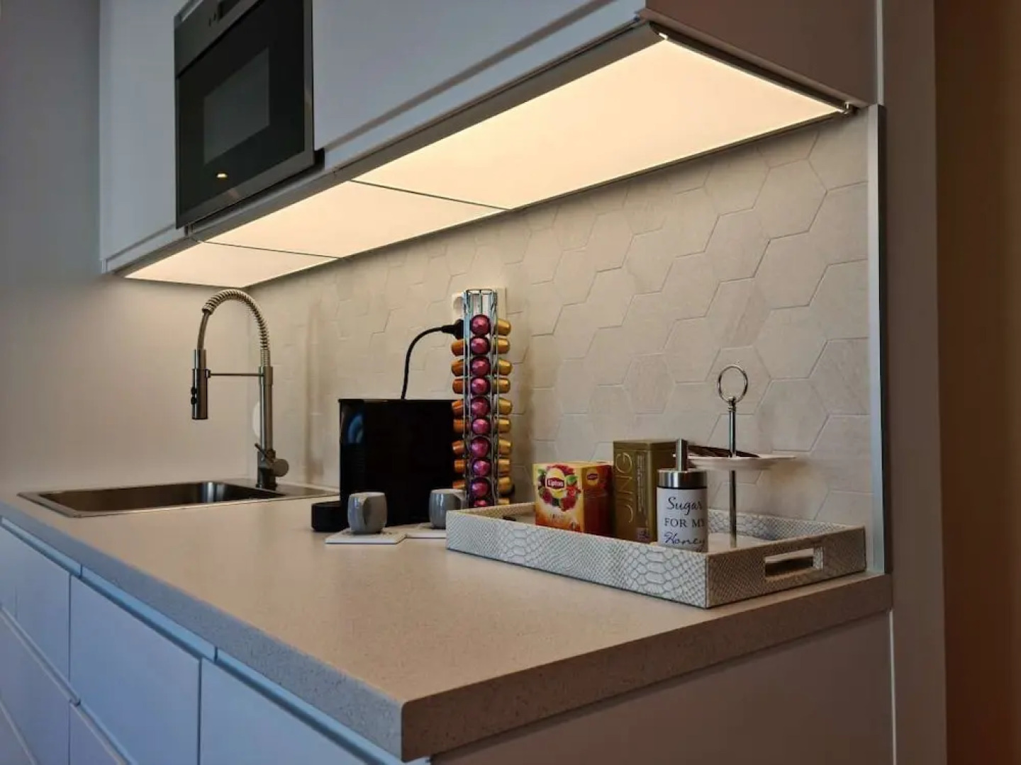 Bright And Modern - 2-bedroom, Central, Free Parking