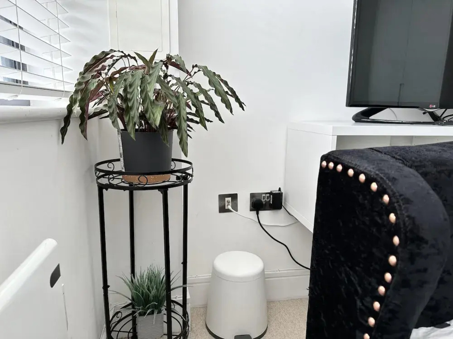 Condo Apartment With Workspace