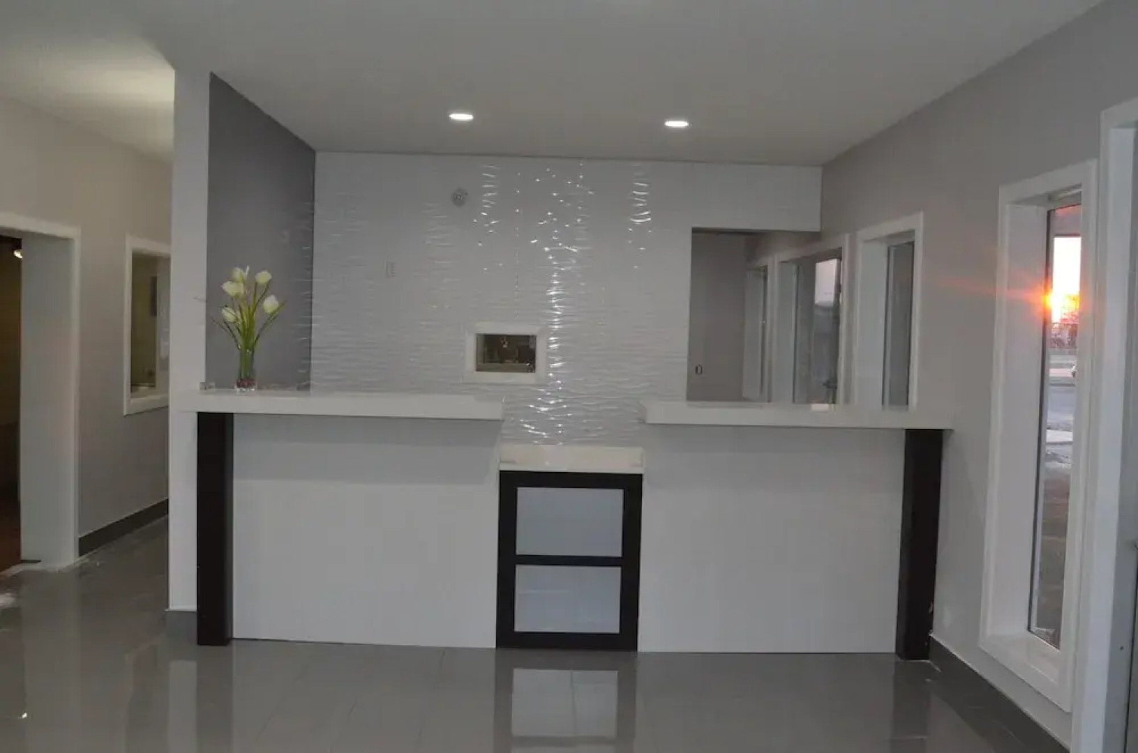 Econo Lodge Inn & Suites