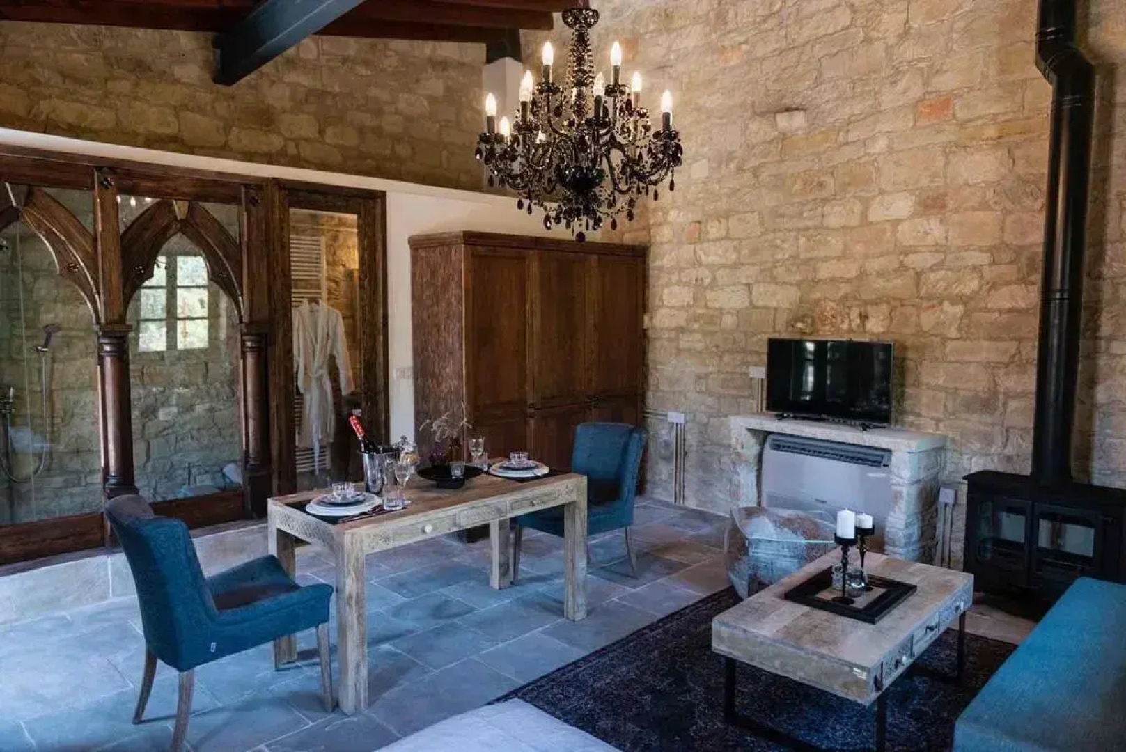 Oinou Strata - Adults Only