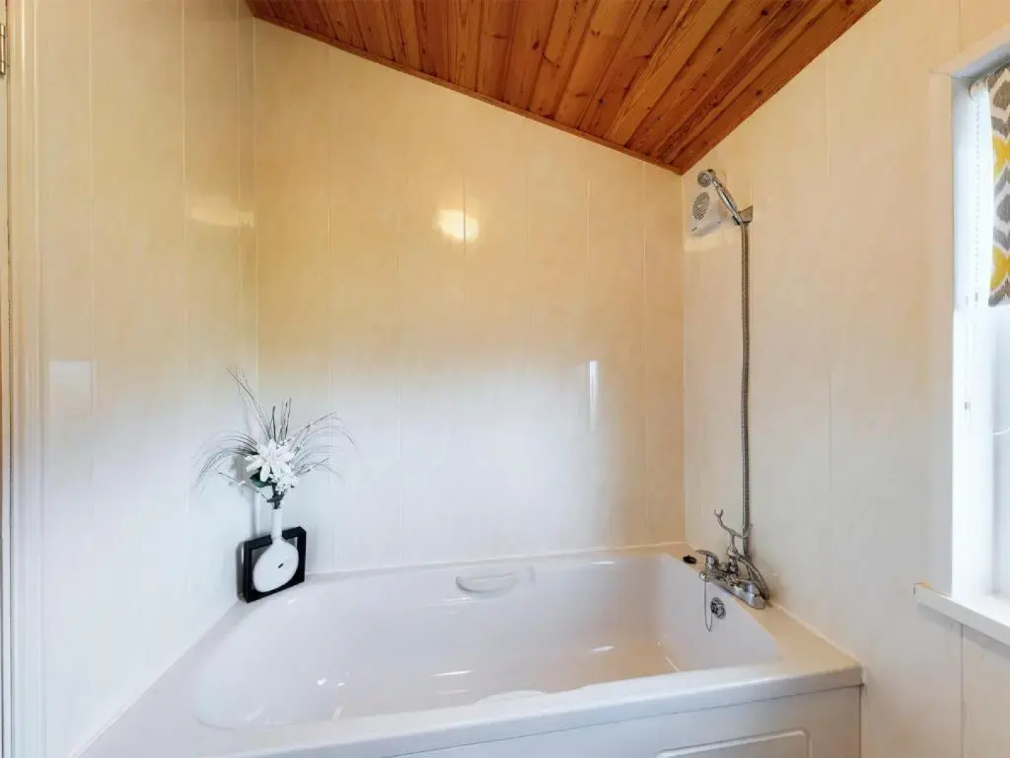 3 Bedroom Lakeview Lodge - Ensuite & Balcony Deck