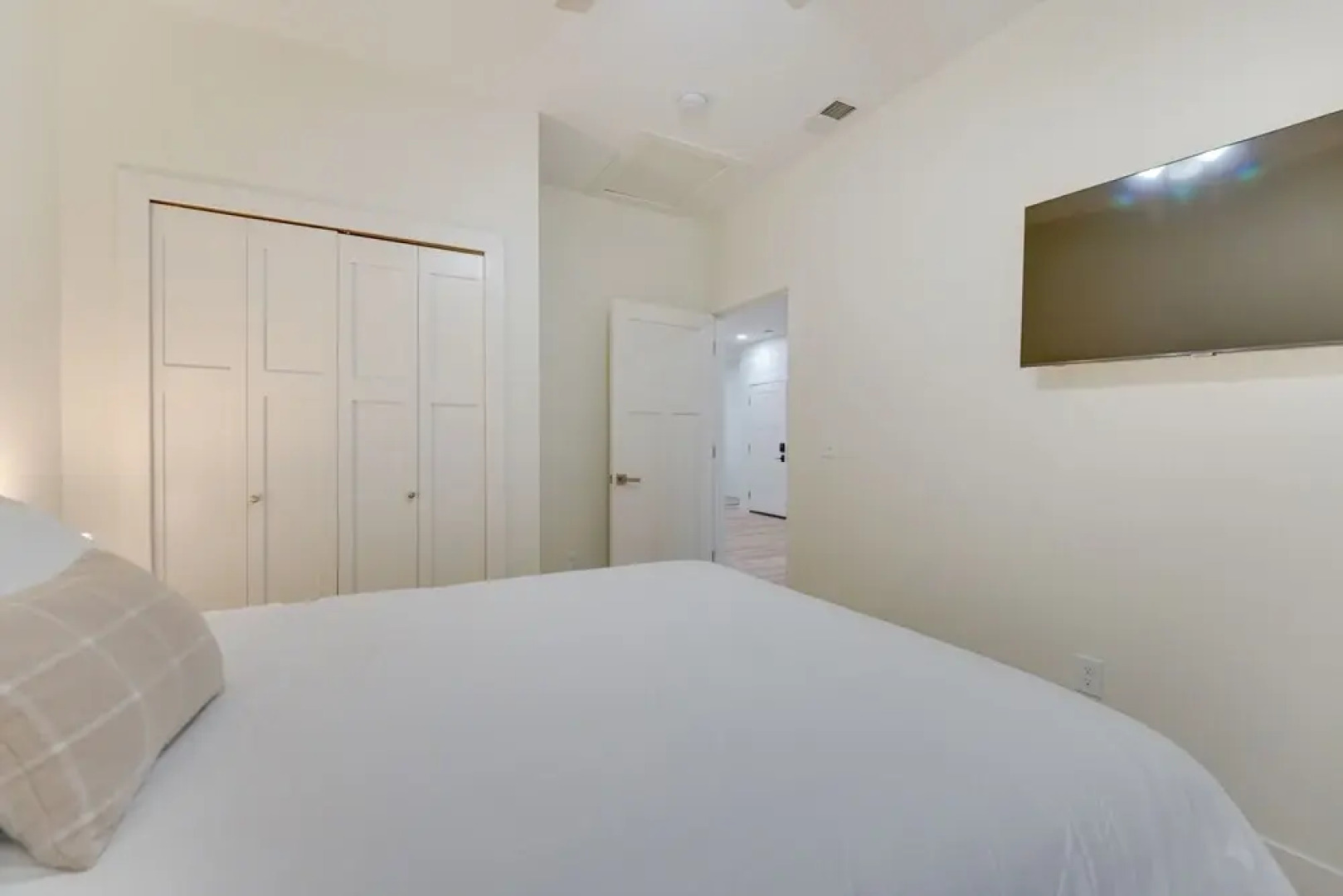 St Clair Apartment - Walk to River & Boardwalk!