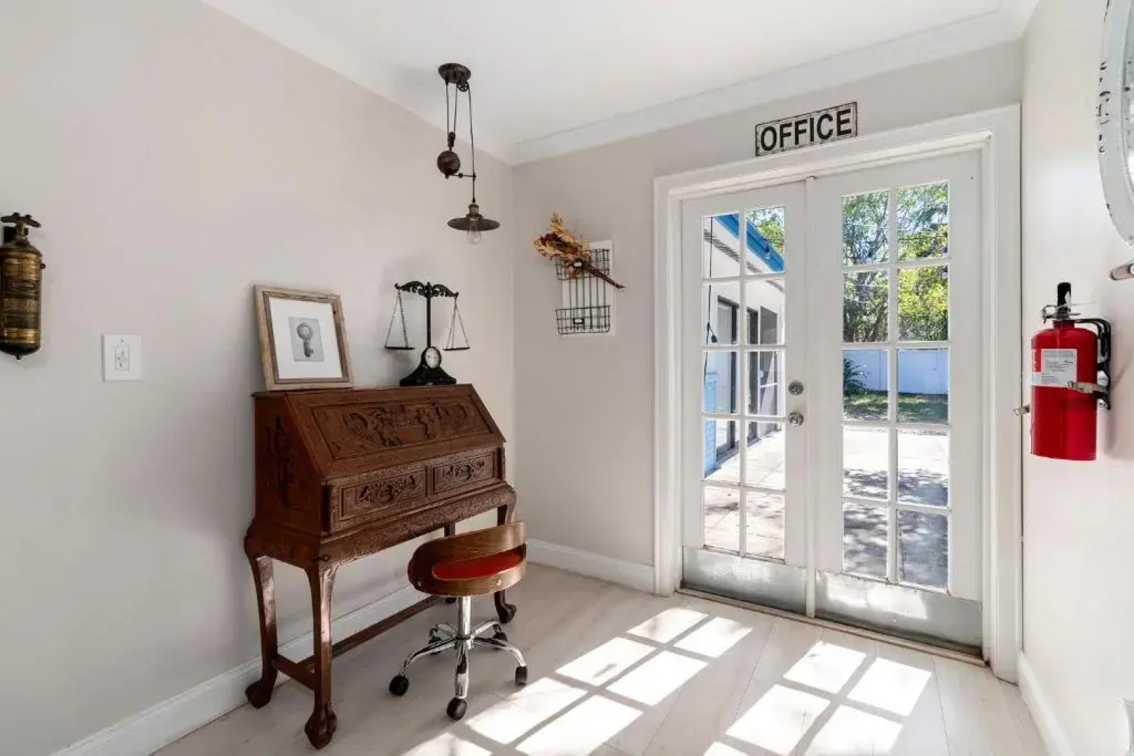 Beautiful home- Private getaway-Heated Pool/Hottub