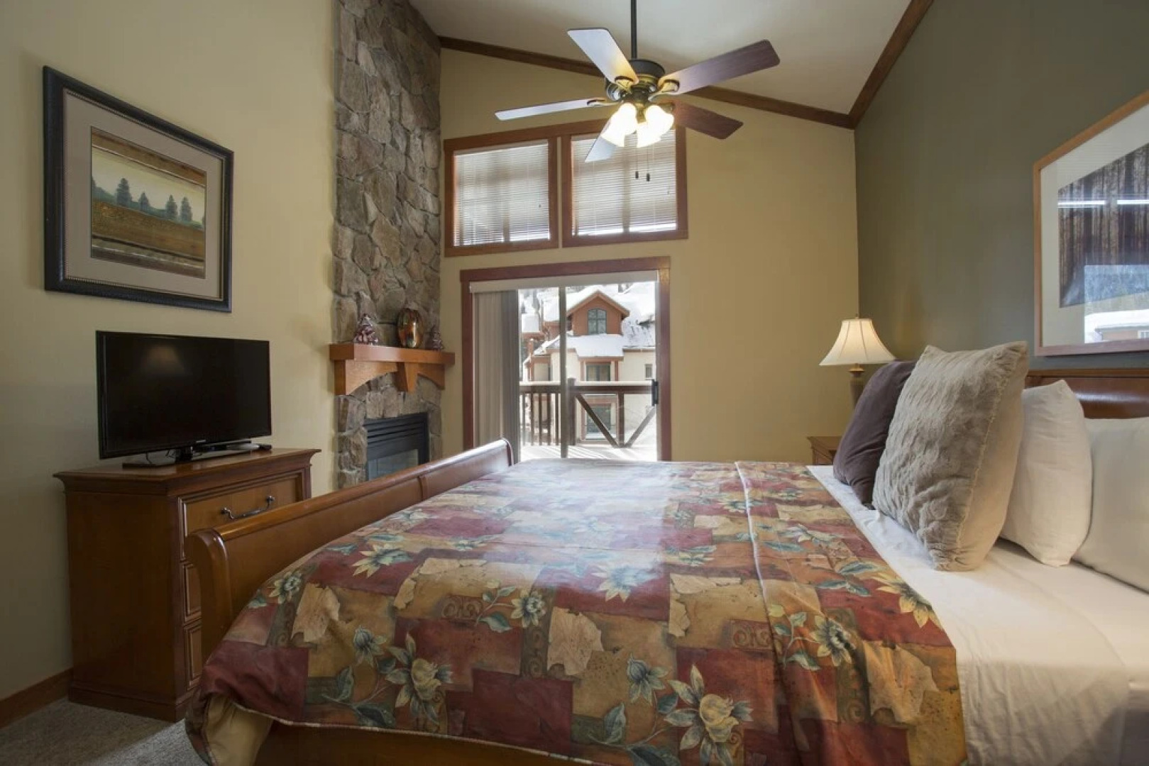 1408 - Three Bedroom Deluxe Eagle Springs West 3 Condo by RedAwning