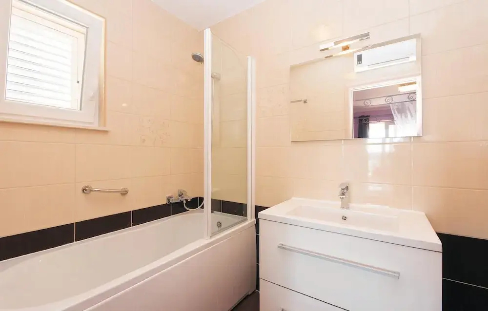 Beautiful Home in Supetarska Draga With Sauna, Wifi and 4 Bedrooms