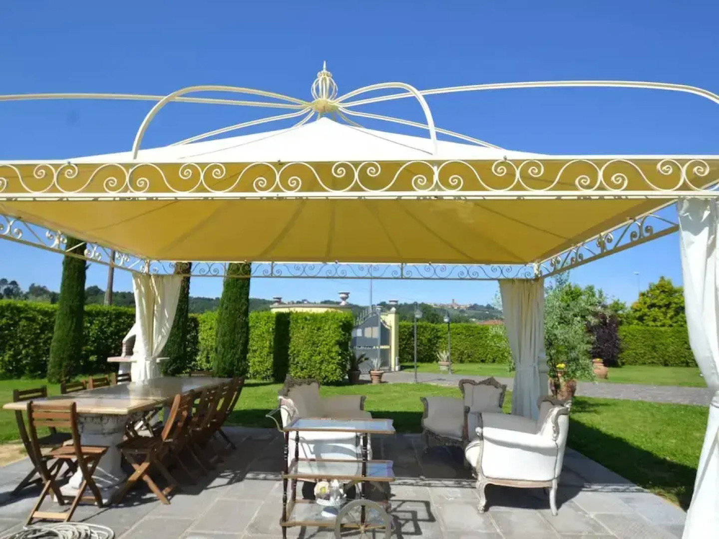 Villa in Montecarlo With Pool and Scenic Views