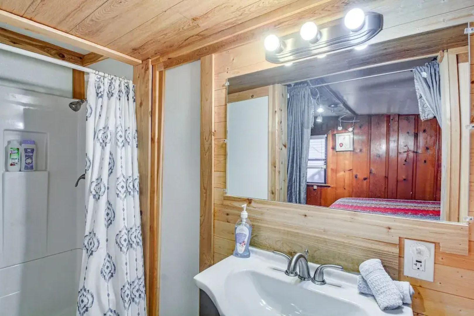 Medicine Park Getaway: Kayaks, Deck & Mtn Views!