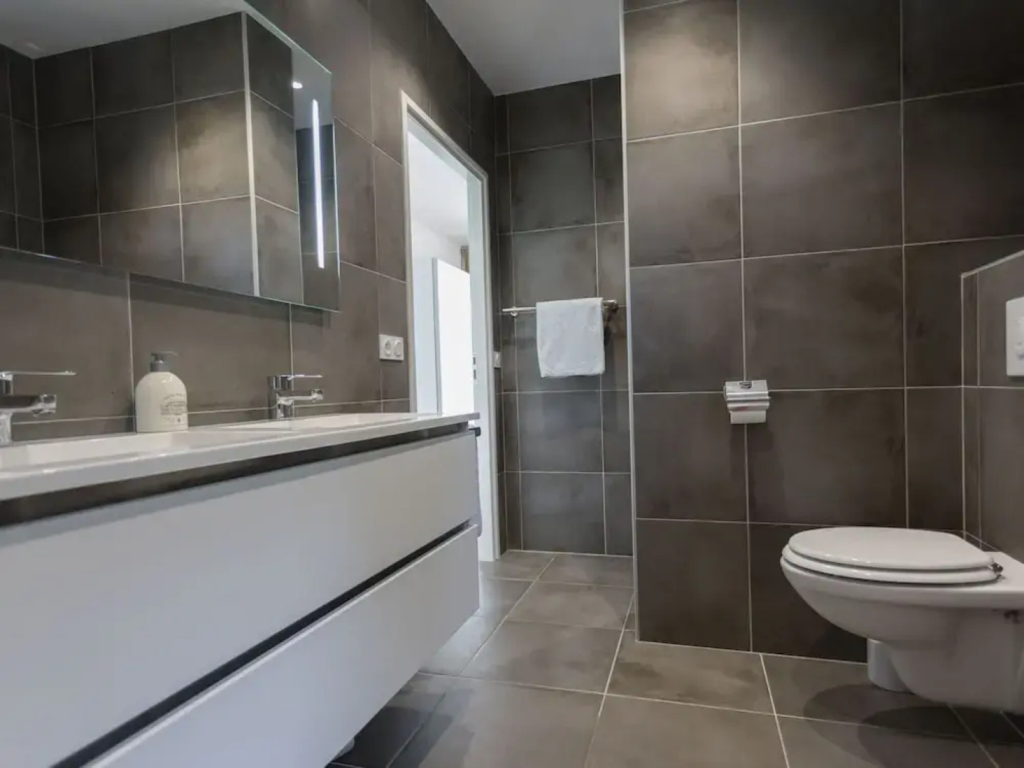 Modern Villa in Azille with Private Pool and Jacuzzi