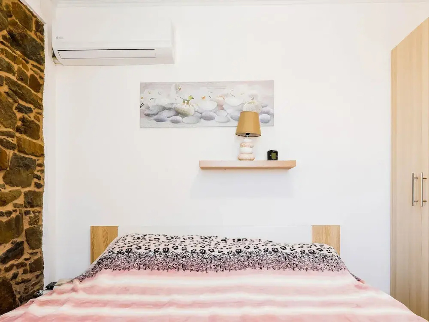 Simplistic Holiday Home in Oinousses with Balcony