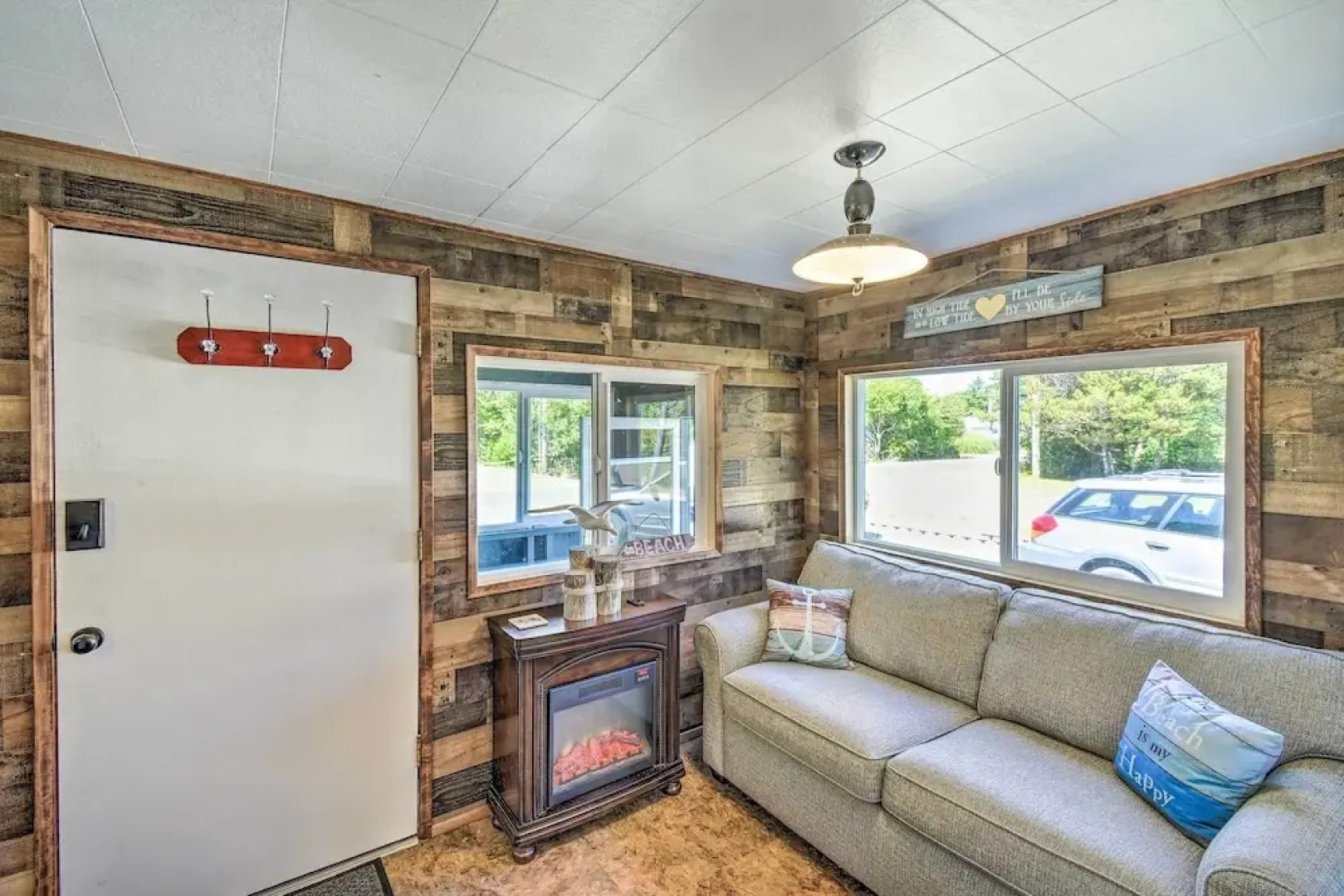 Coastal PNW Gem w/ Hot Tub - Walk to Beach!