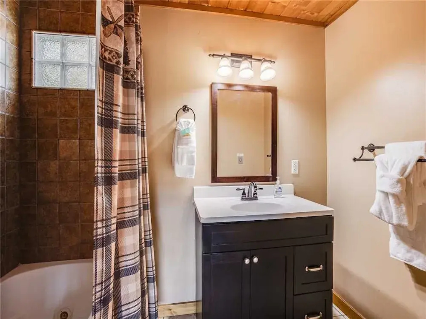 Naughty by Nature 1 Bedroom Home with Hot Tub