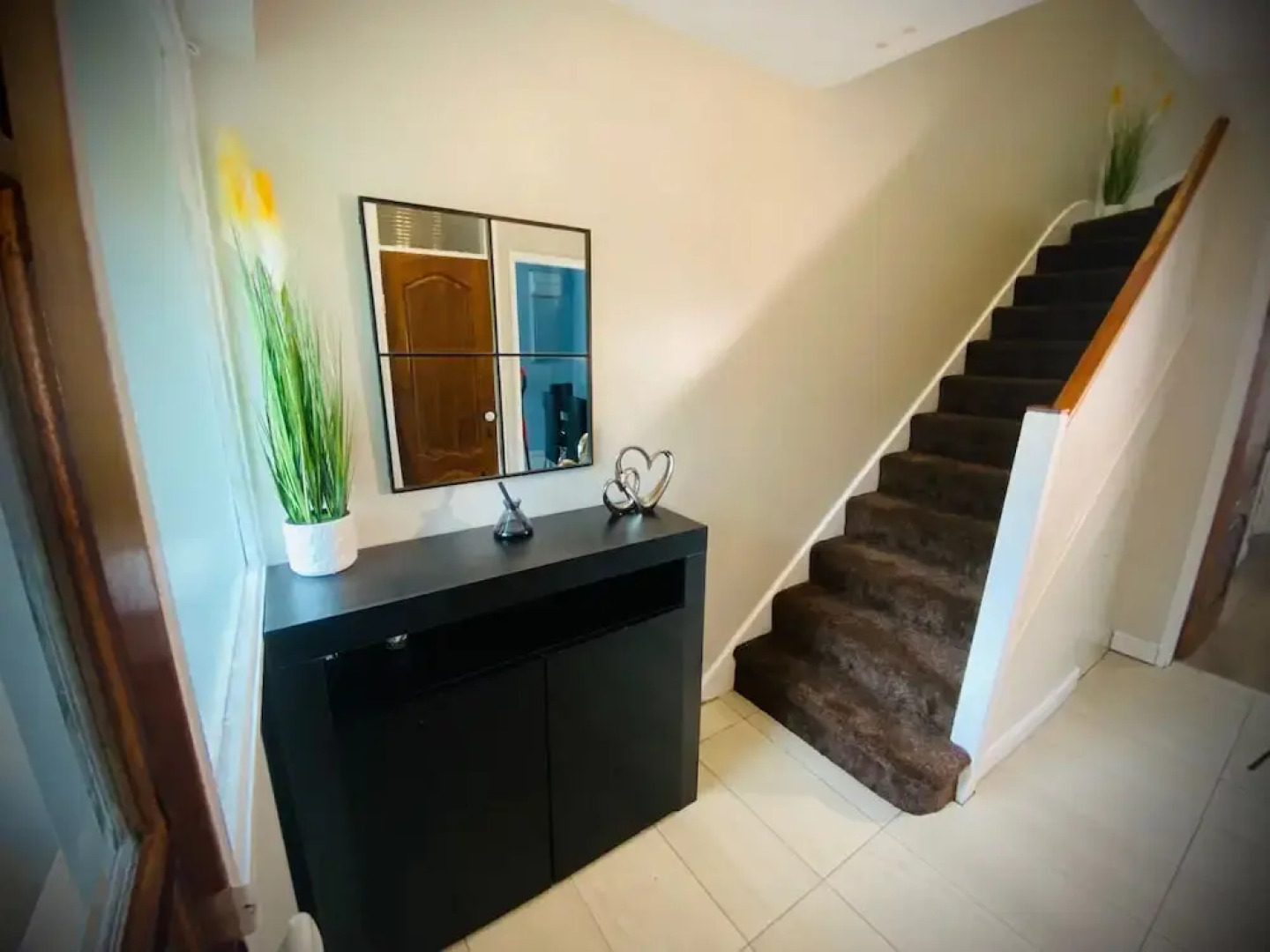 Modern-petfriendly-privategarden-family-20mintoldn