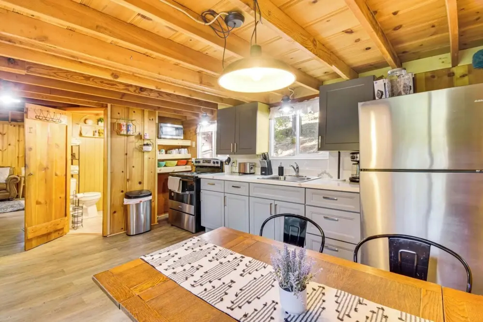15 Mi to Ski Resort: Cozy Cabin Near Long Barn!