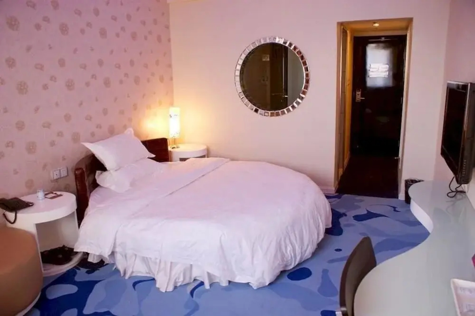 Jiutian Fashion Hotel (Zhengzhou Dashi Bridge)