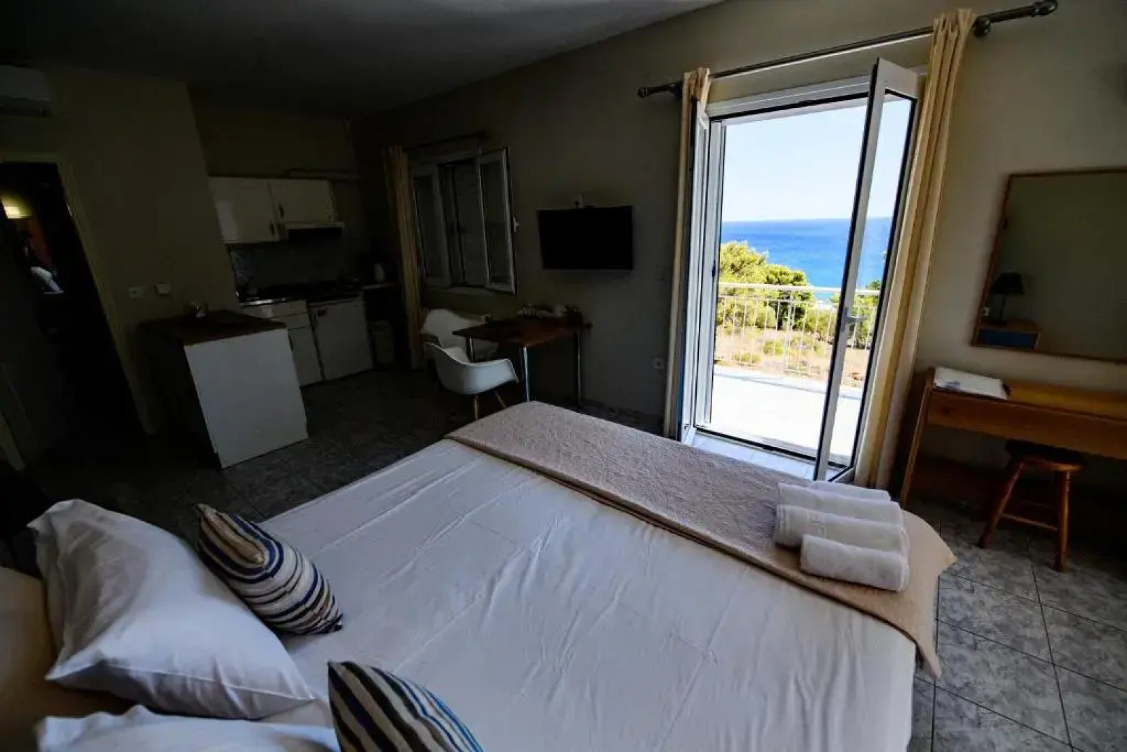 Pessada Bay Studios and Apartments