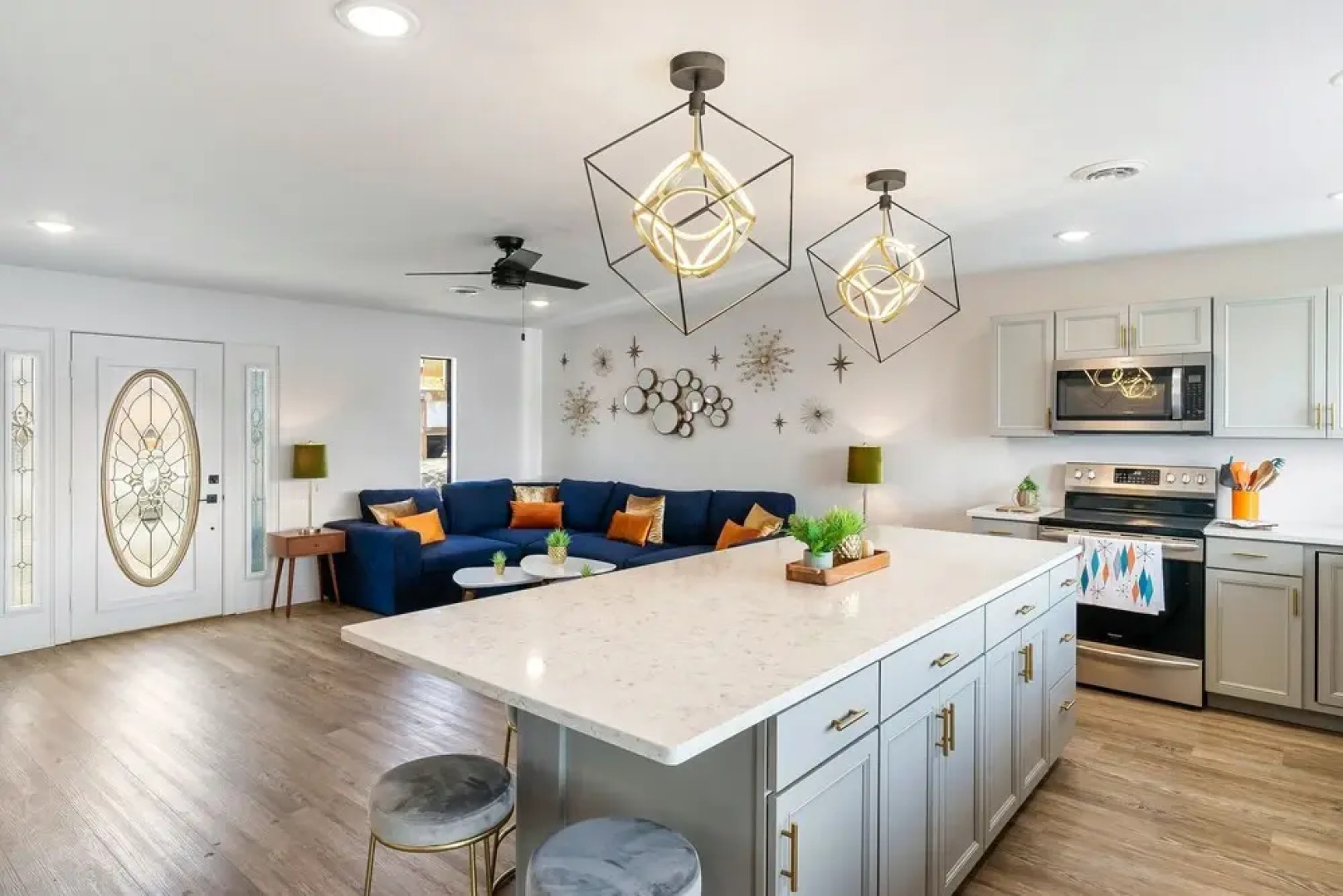 Luxury Lakehouse 4 Bedroom Home by Redawning