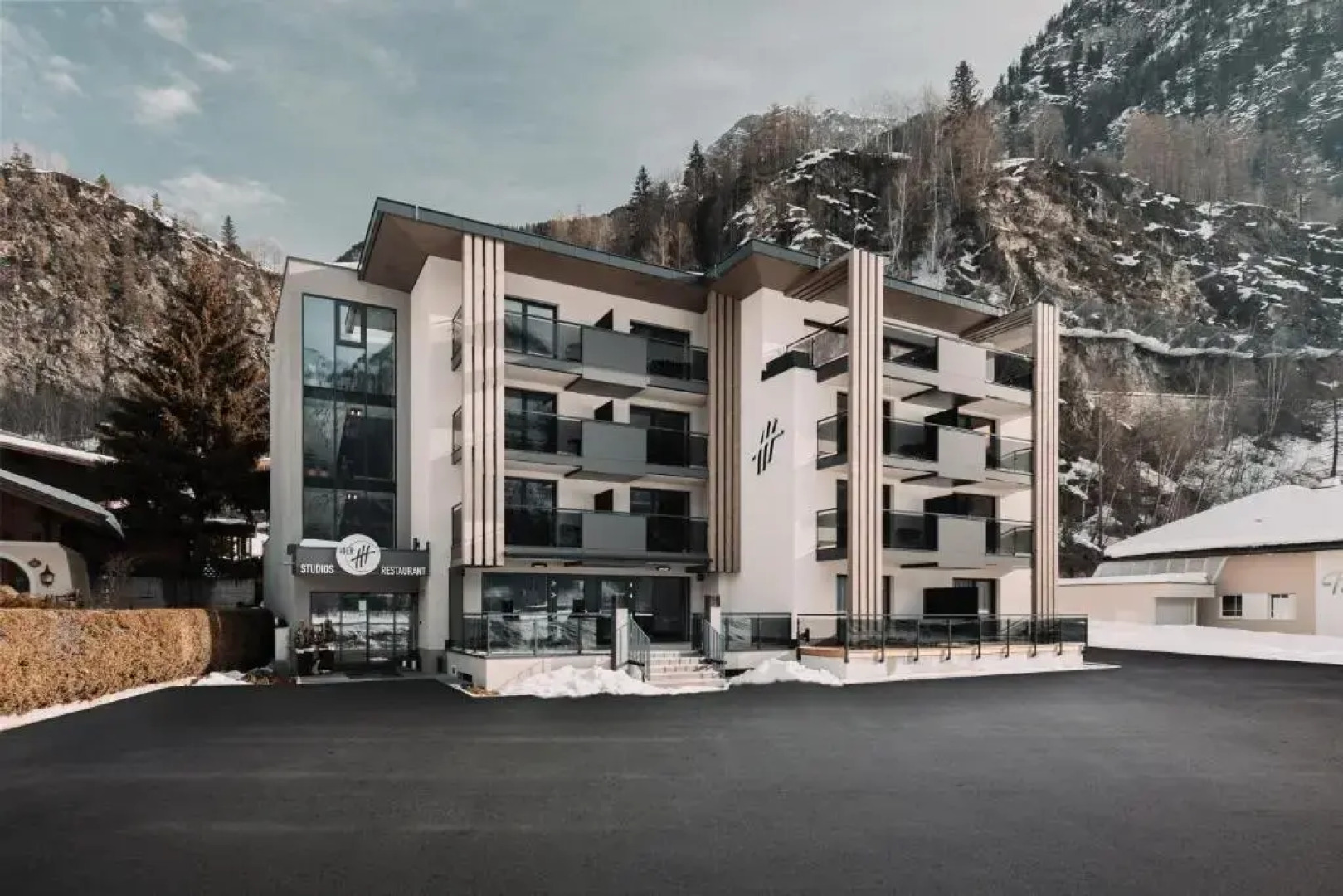 Hotel Vier - Studios & Restaurant