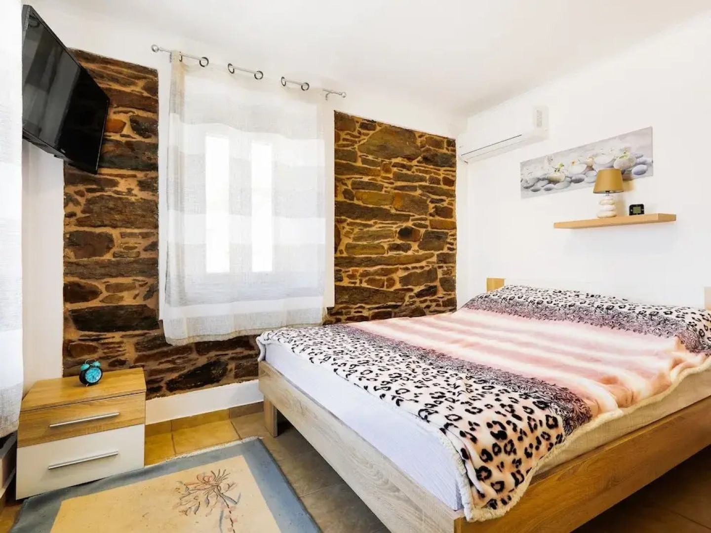 Simplistic Holiday Home in Oinousses with Balcony