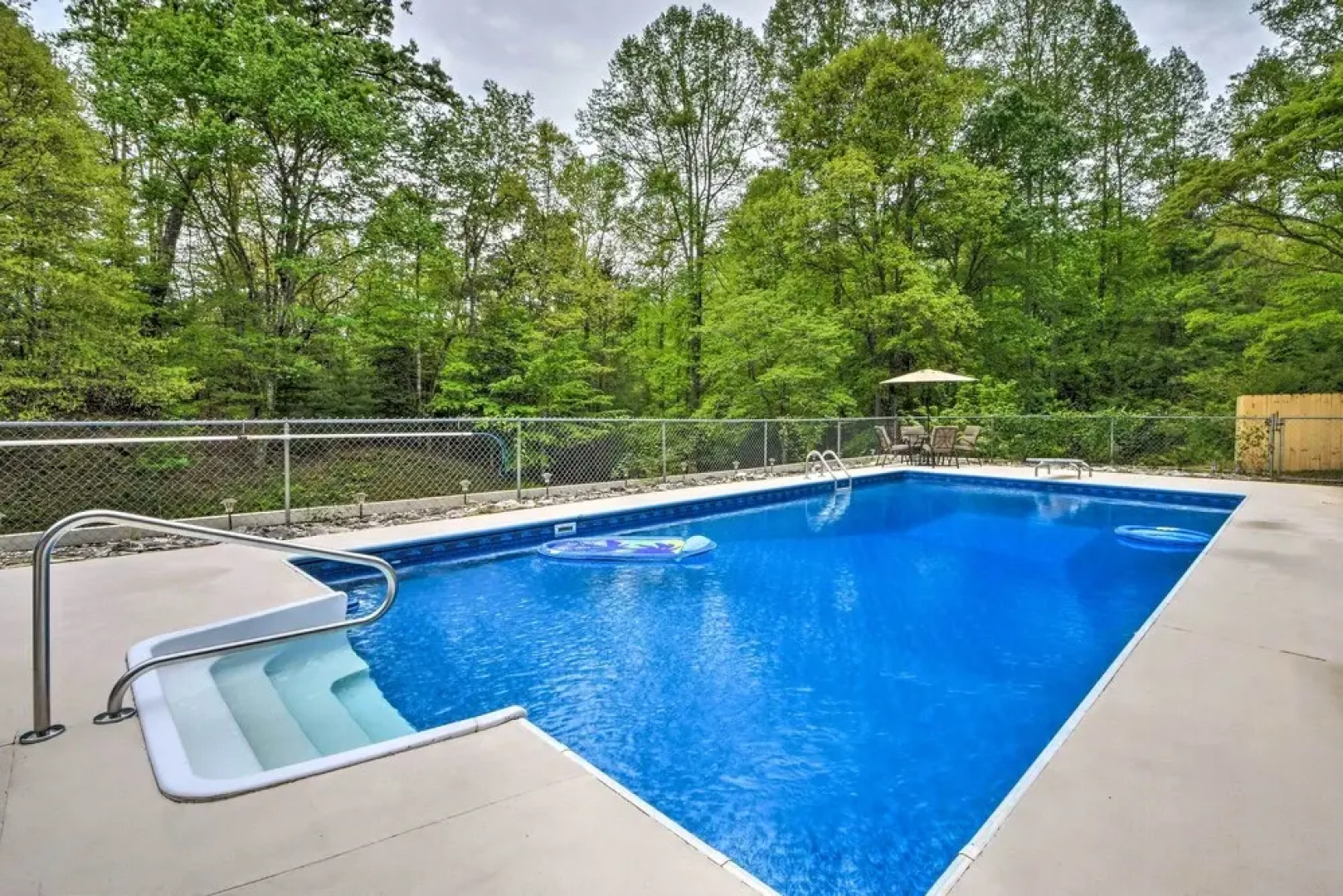 Private Pool, Hot Tub & Yard: Serene Murphy Home