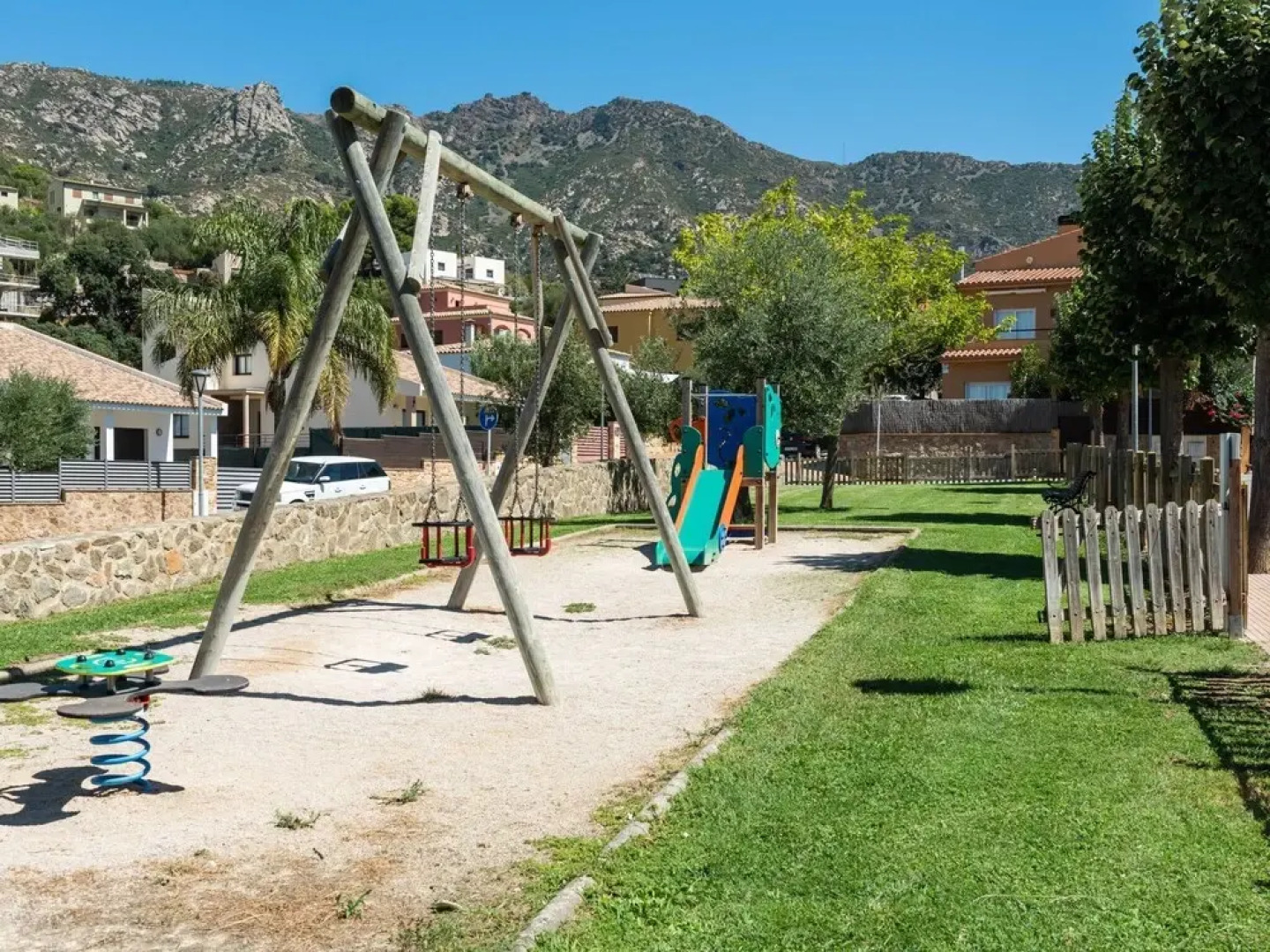 Splendid Mansion in Palau-Saverdera near Sea