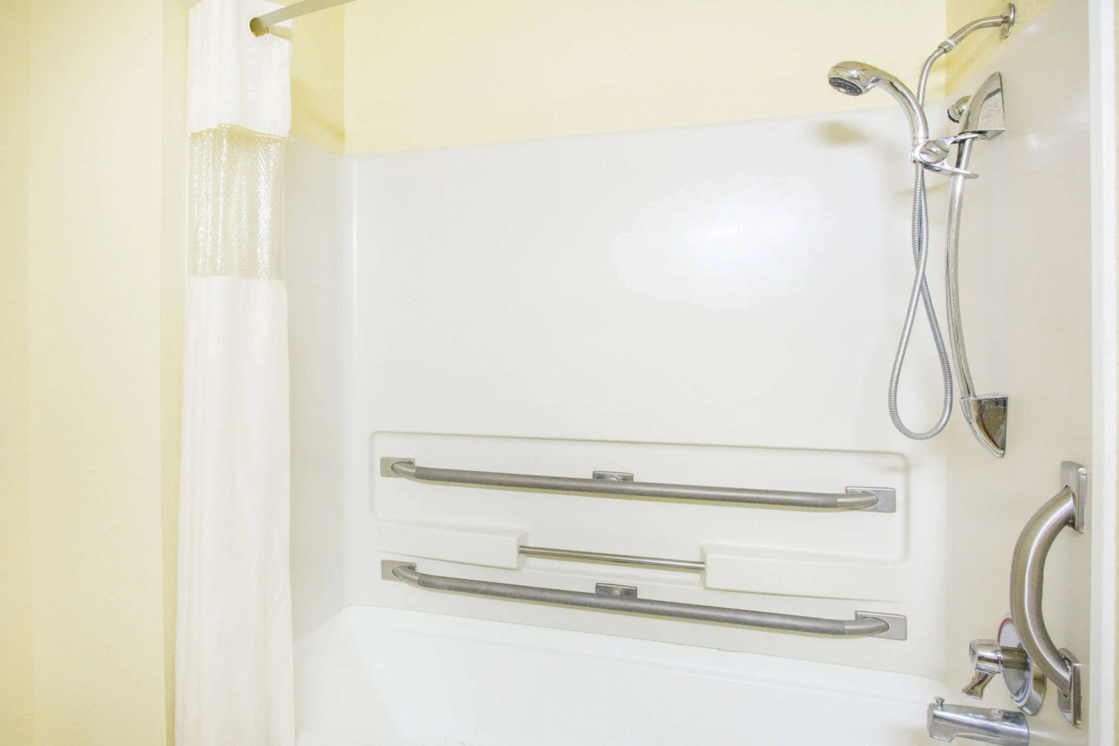 Super 8 by Wyndham Kingman