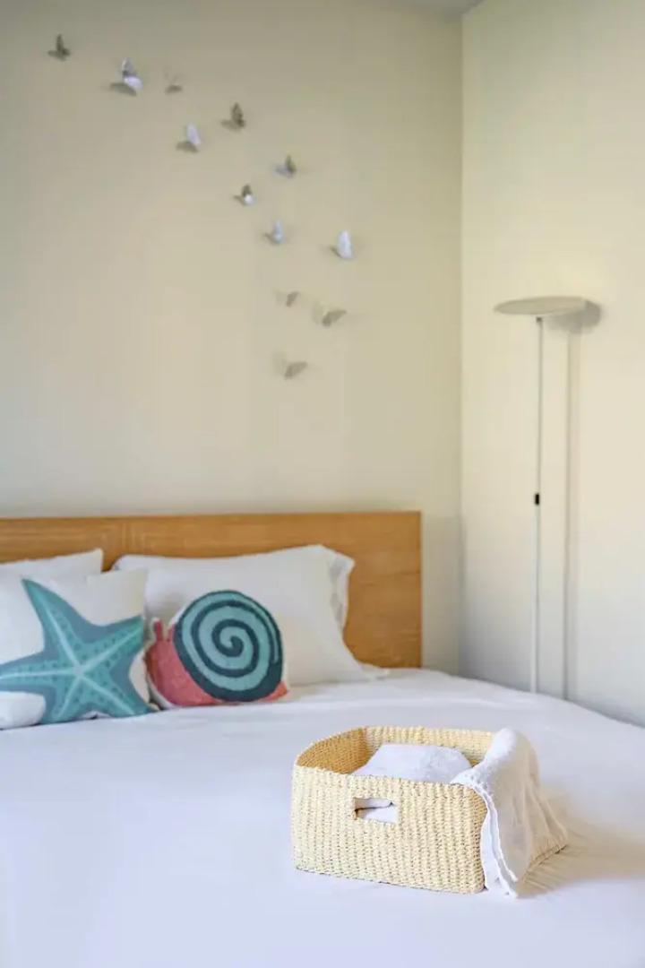 Private Entry Suite w Patio Bath Kitchenette