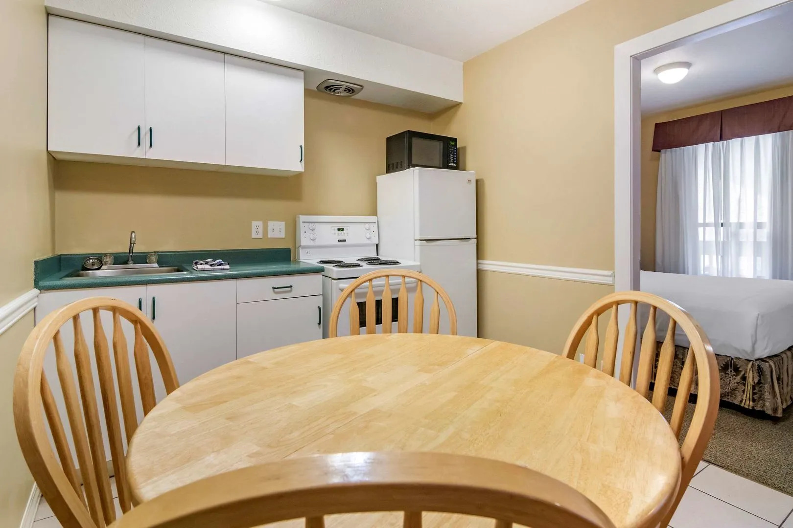 Econo Lodge Inn & Suites