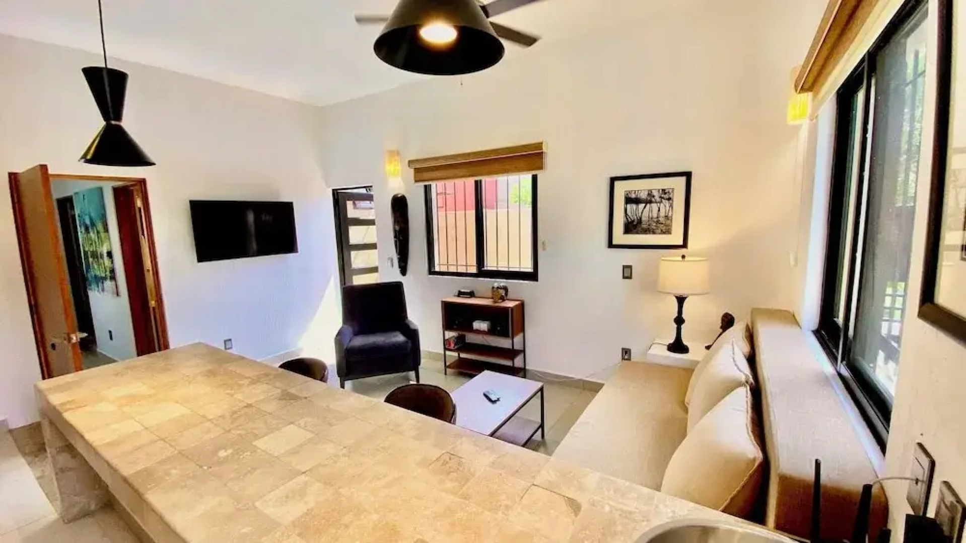 Modern 1 Bedroom Guesthouse - Free Bikes - Huge Patio - Gym - Pickleball Court