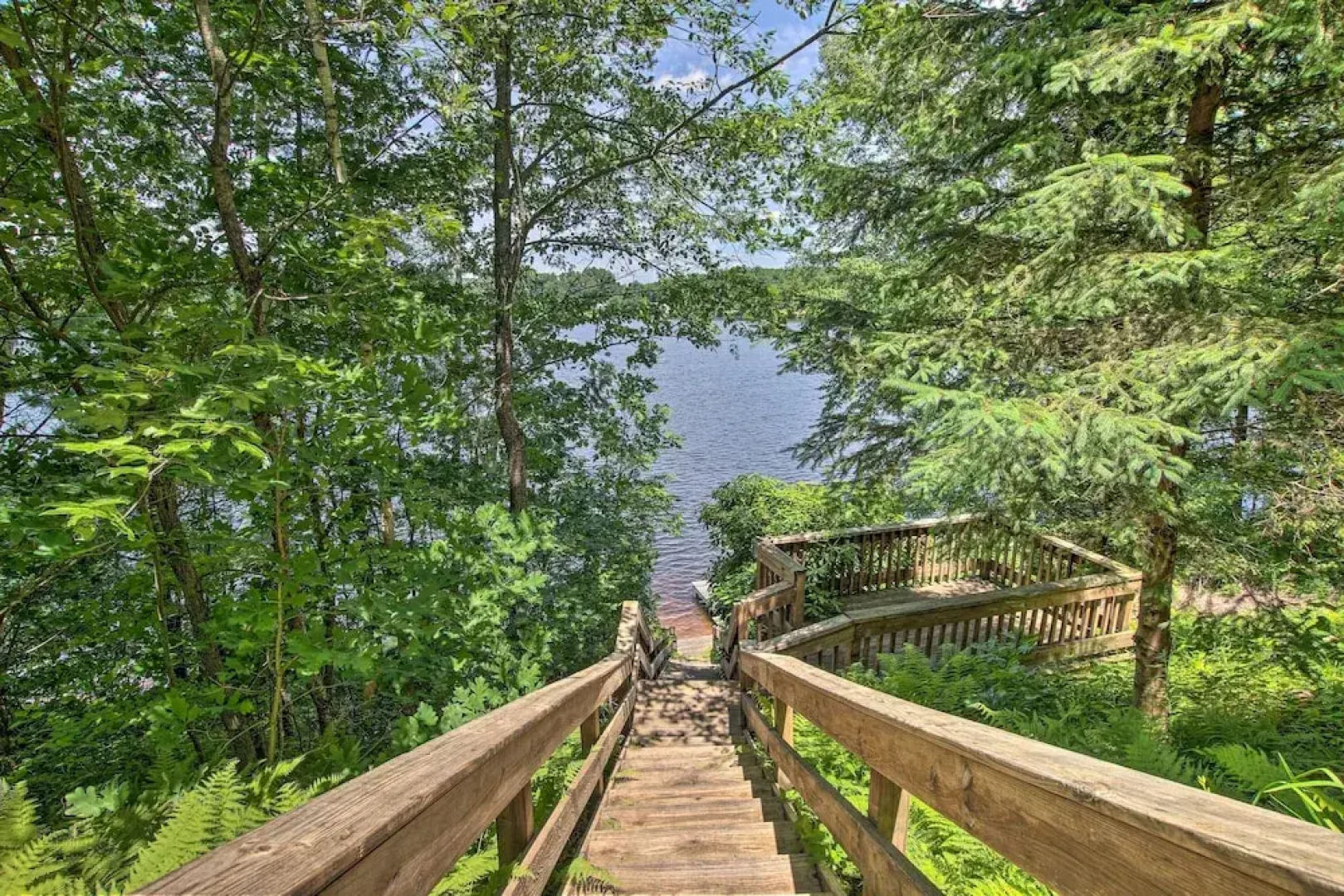Waterfront New England House on Wickaboag Lake!