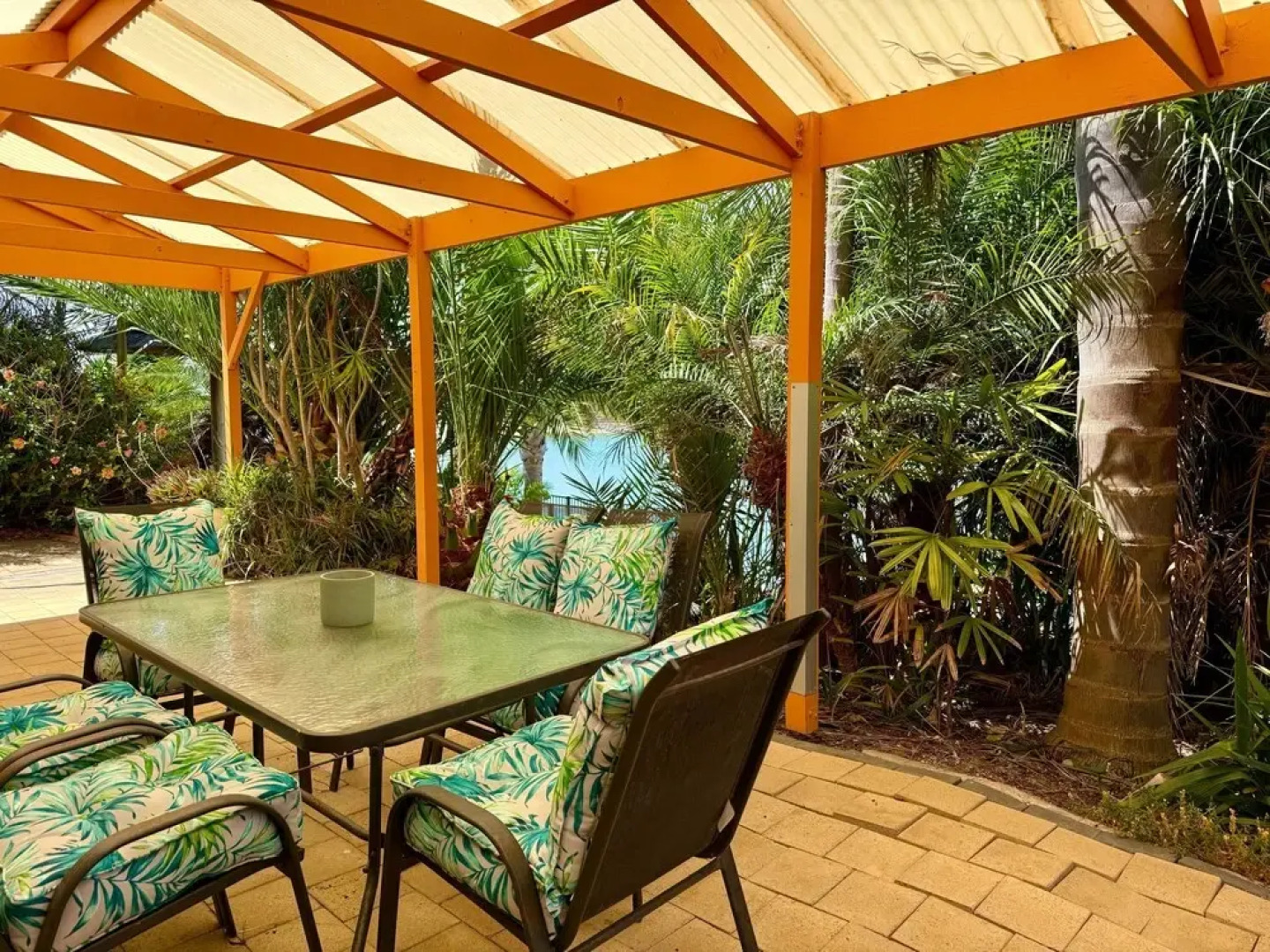 Lakeside Getaway - 4BR Jetty Wi-fi Waterfront