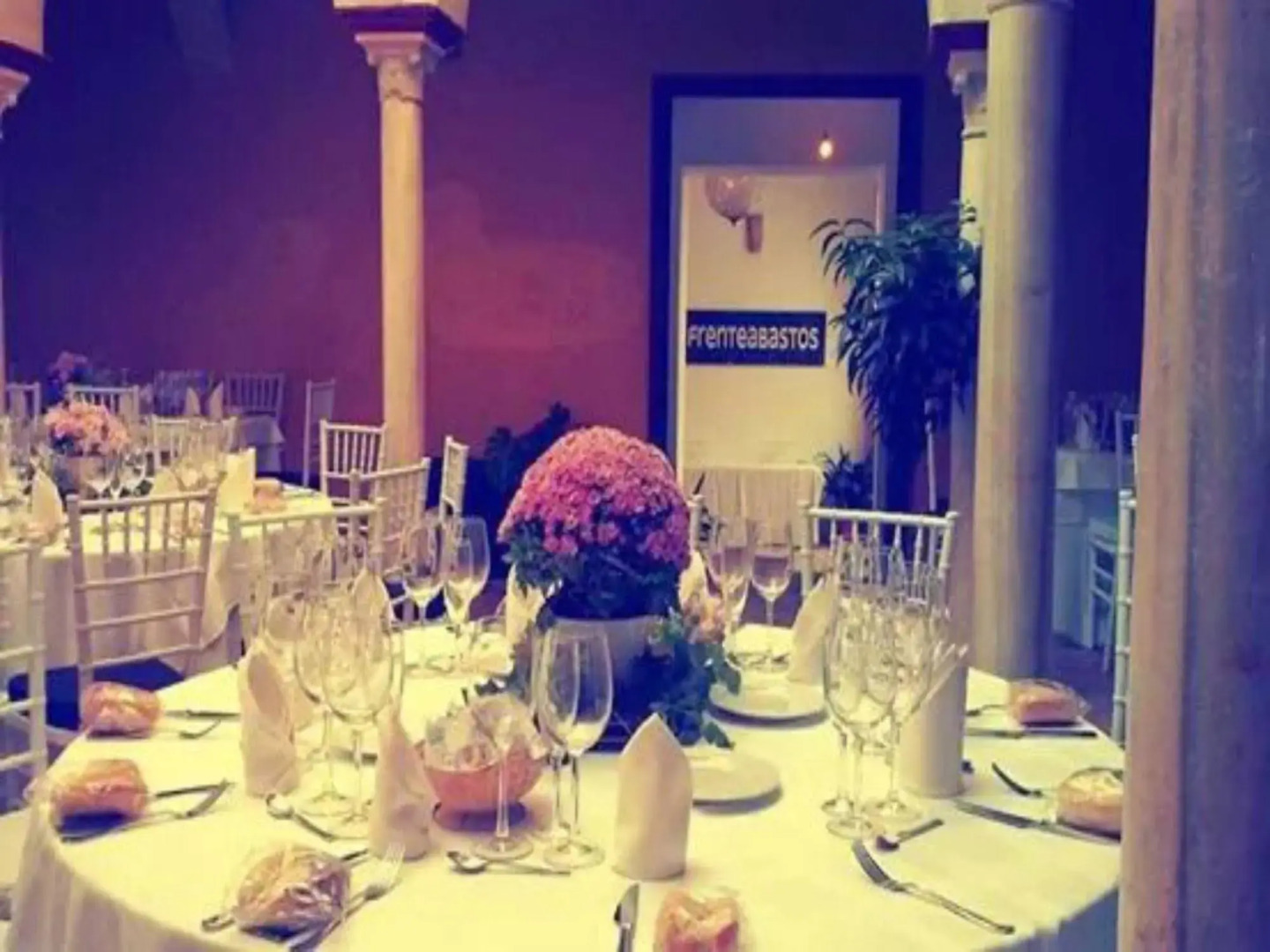 Frenteabastos Hostel & Suites