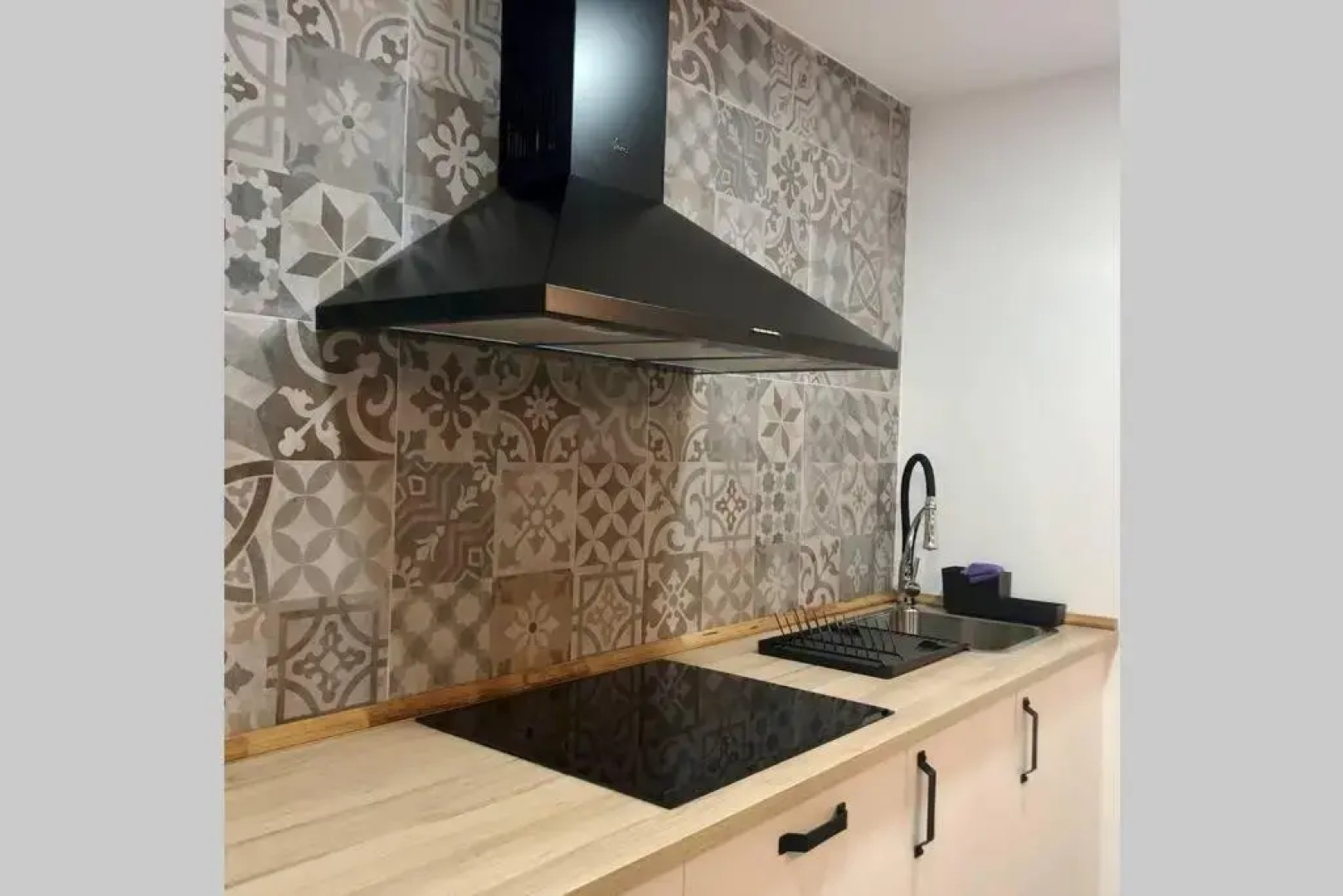 M5 Cool Terrace. Metro 1 min. Center 15' by metro