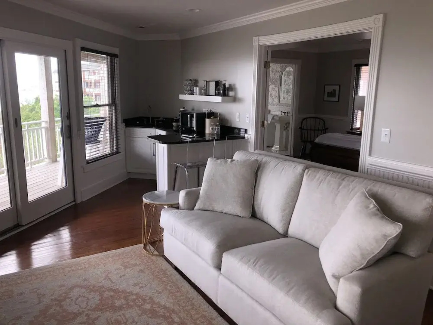 The Burrus House Inn Waterfront Suites